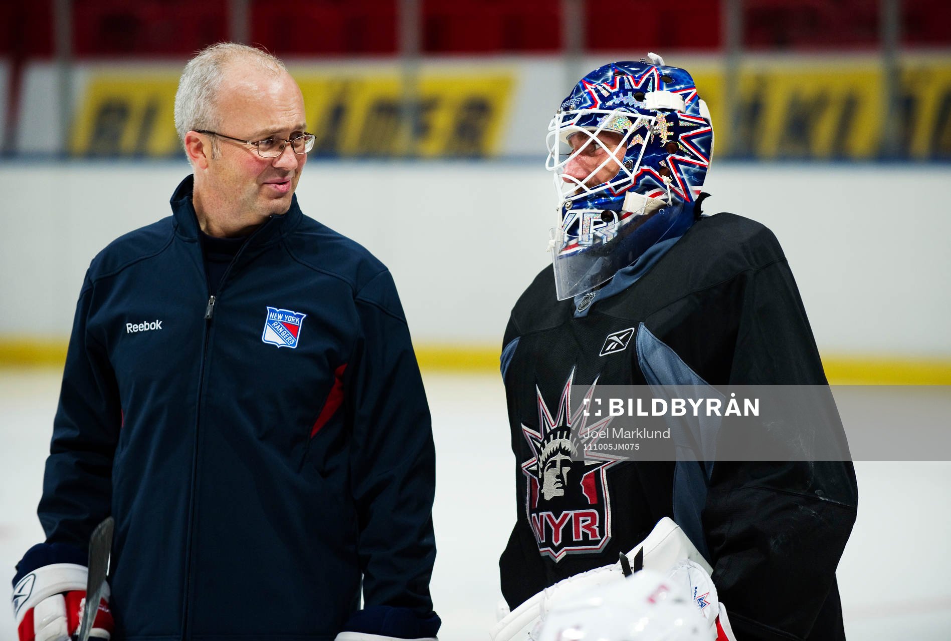 Benoit Allaire, målvaktstränare, pratar med Henrik