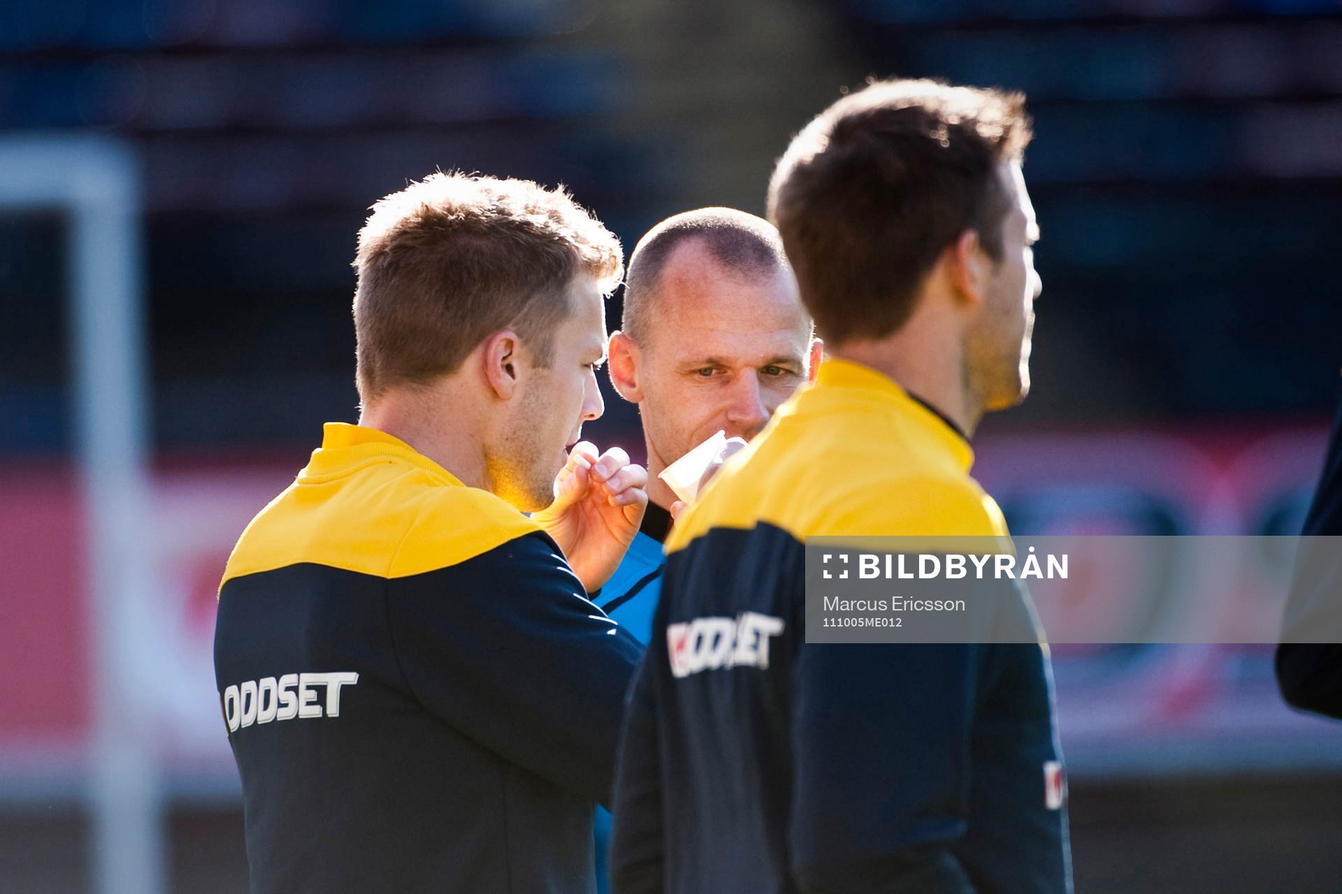 Sebastian Larsson tar några piller