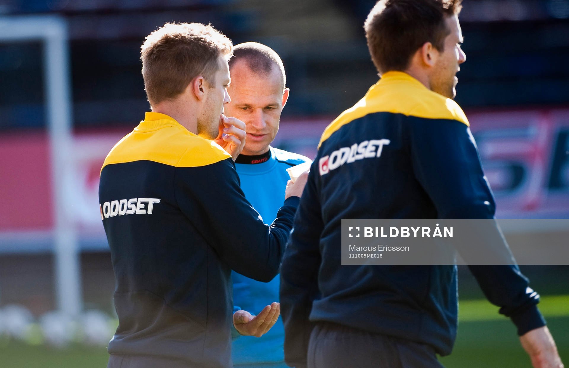 Sebastian Larsson tar några piller