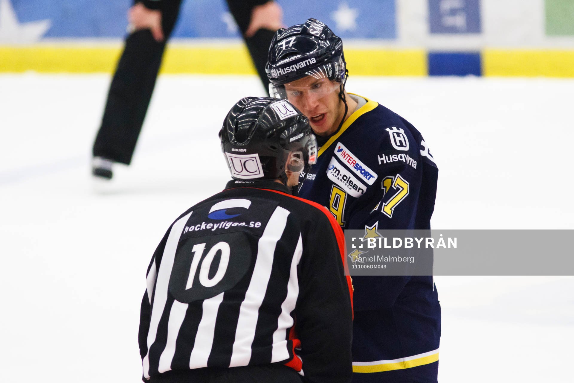 Andreas Falk, HV71 i samtal med en domare