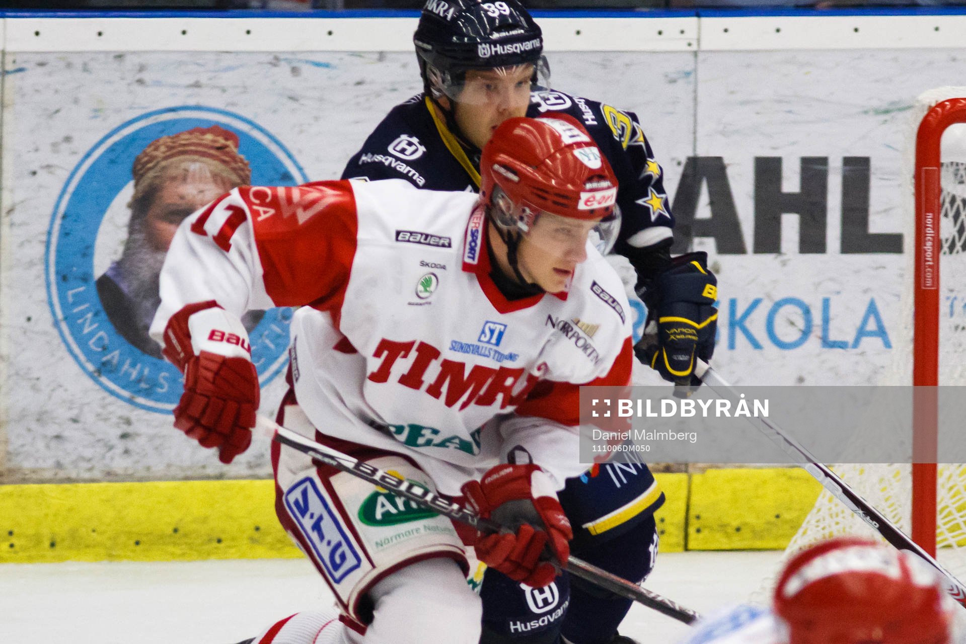Simon Önerud, Timrå, framför Jukka Voutilainen, HV71