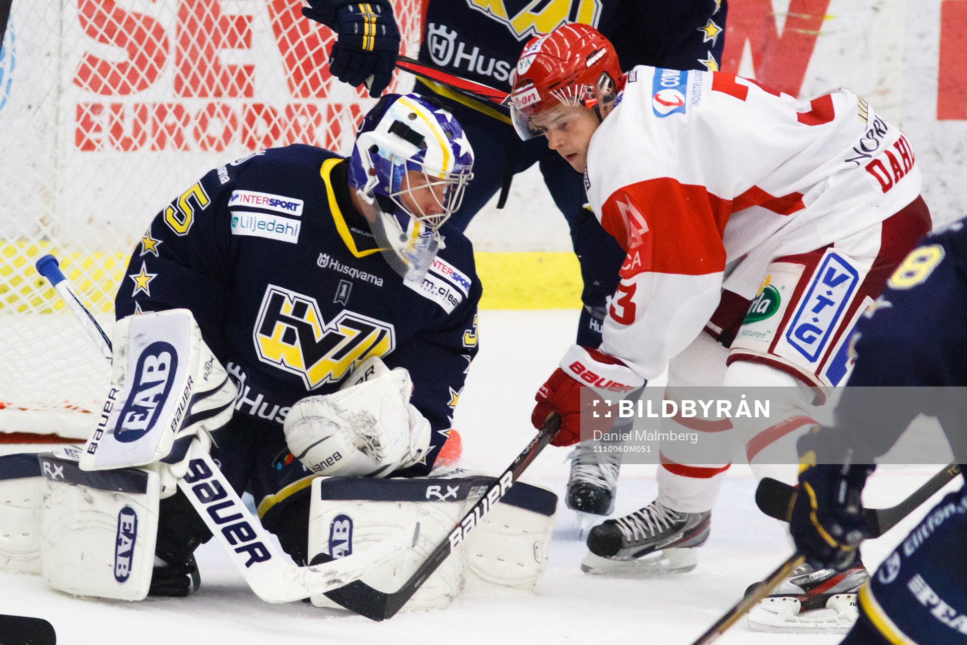 Jesper Dahlroth, Timrå, försöker att trycka in pucken