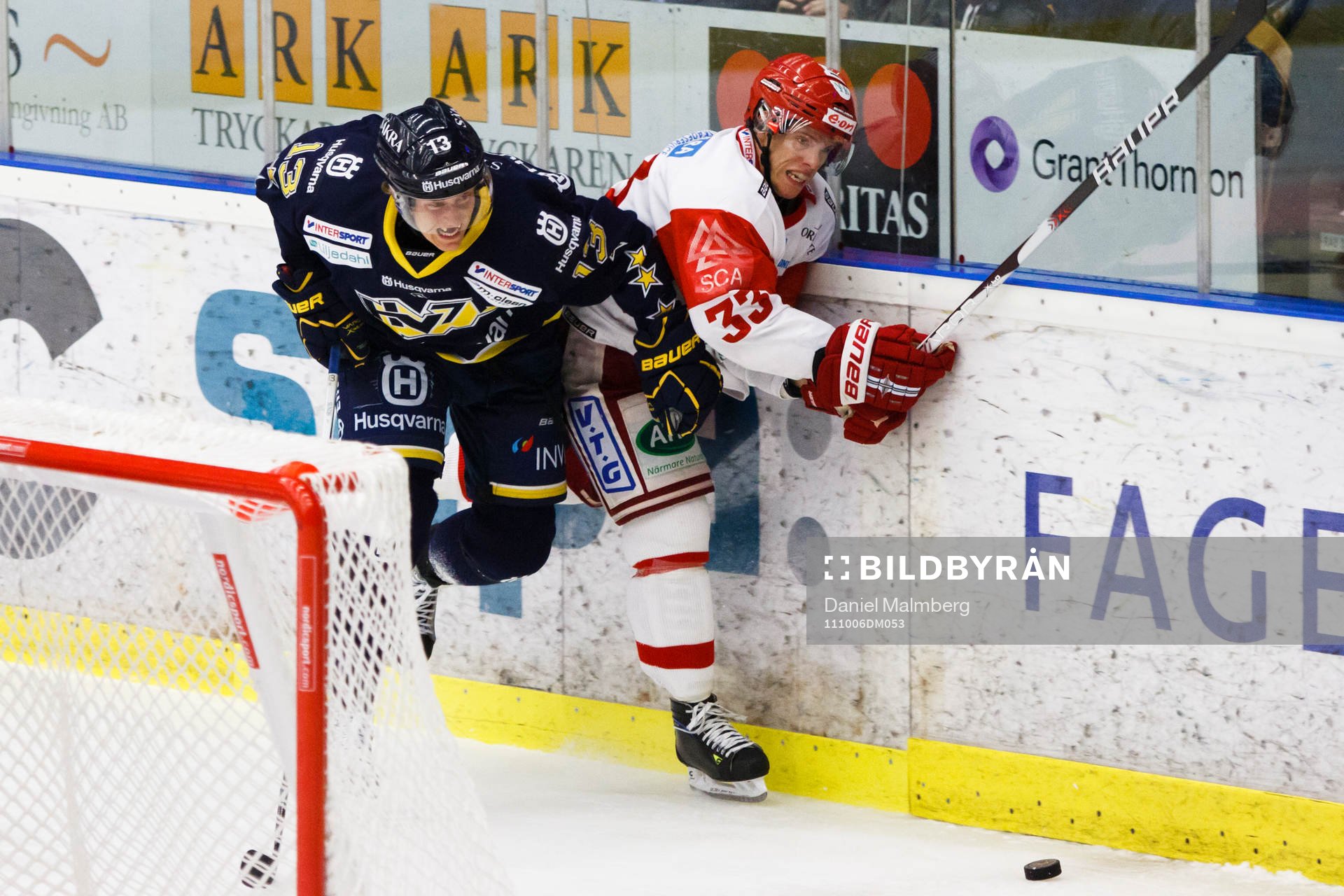Oscar Sundh, HV71 och Mat Robinson, Timrå, kämpar om att