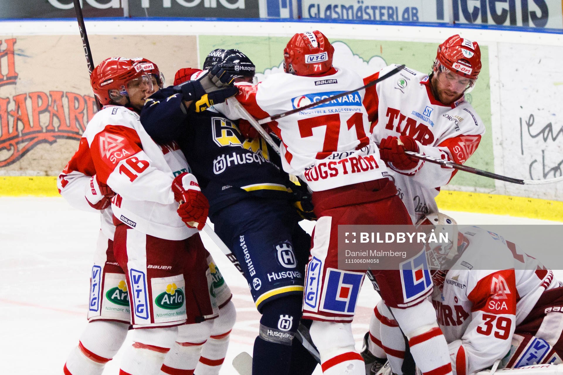 Flera Timråspelare i gruff med en av HV71:s spelare.