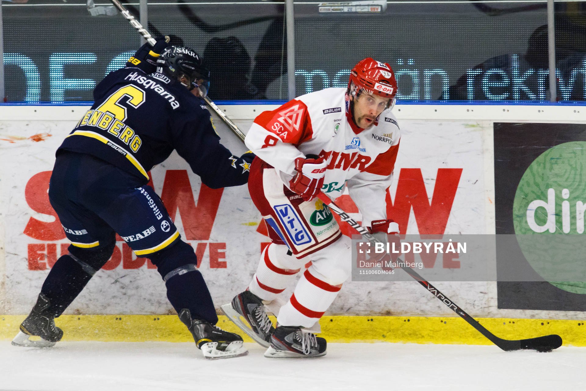 Per Hallin, Timrå med pucken, och Oscar Fantenberg, HV71 i