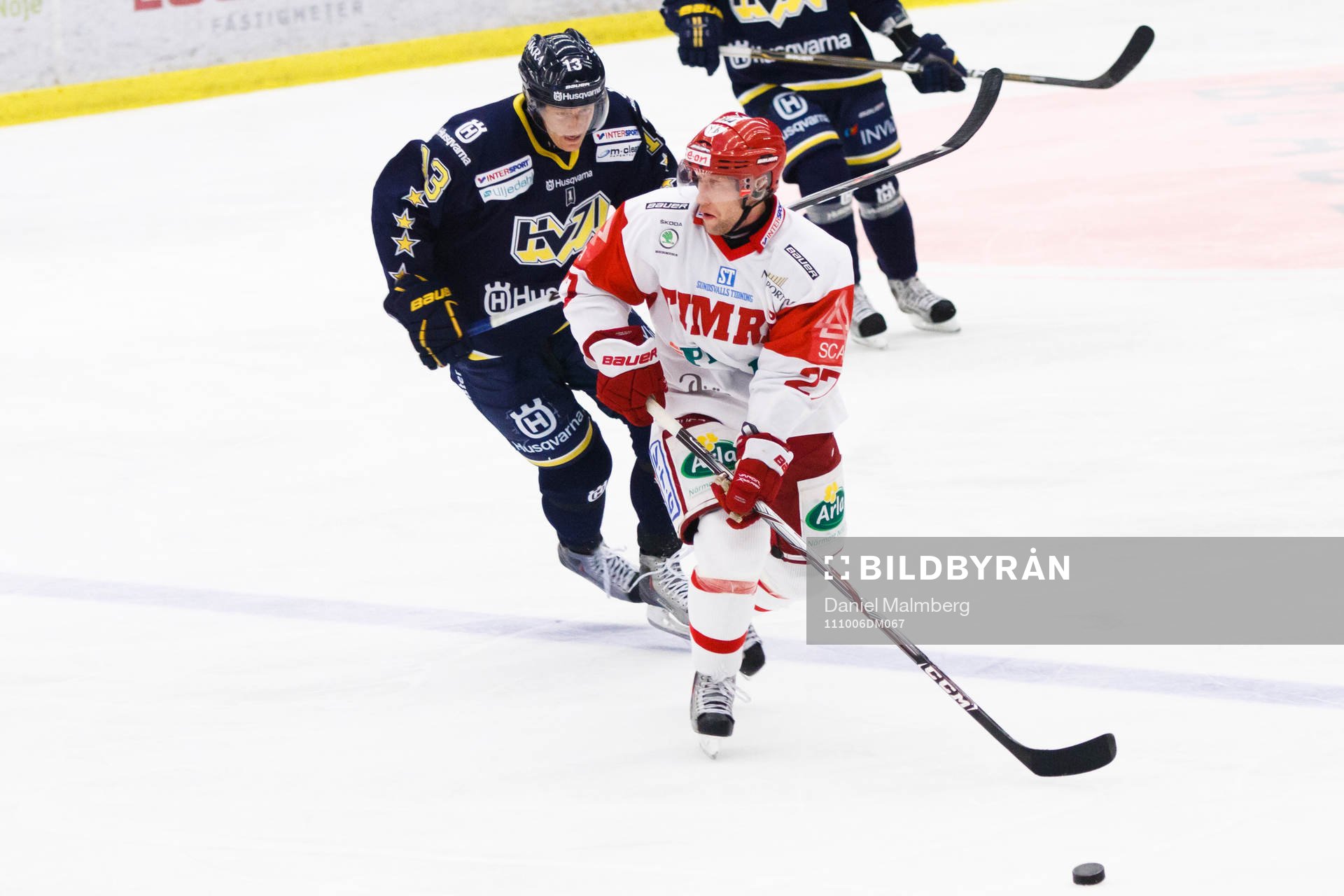 Timo Pärssinen, Timrå med pucken framför Oscar Sundh,