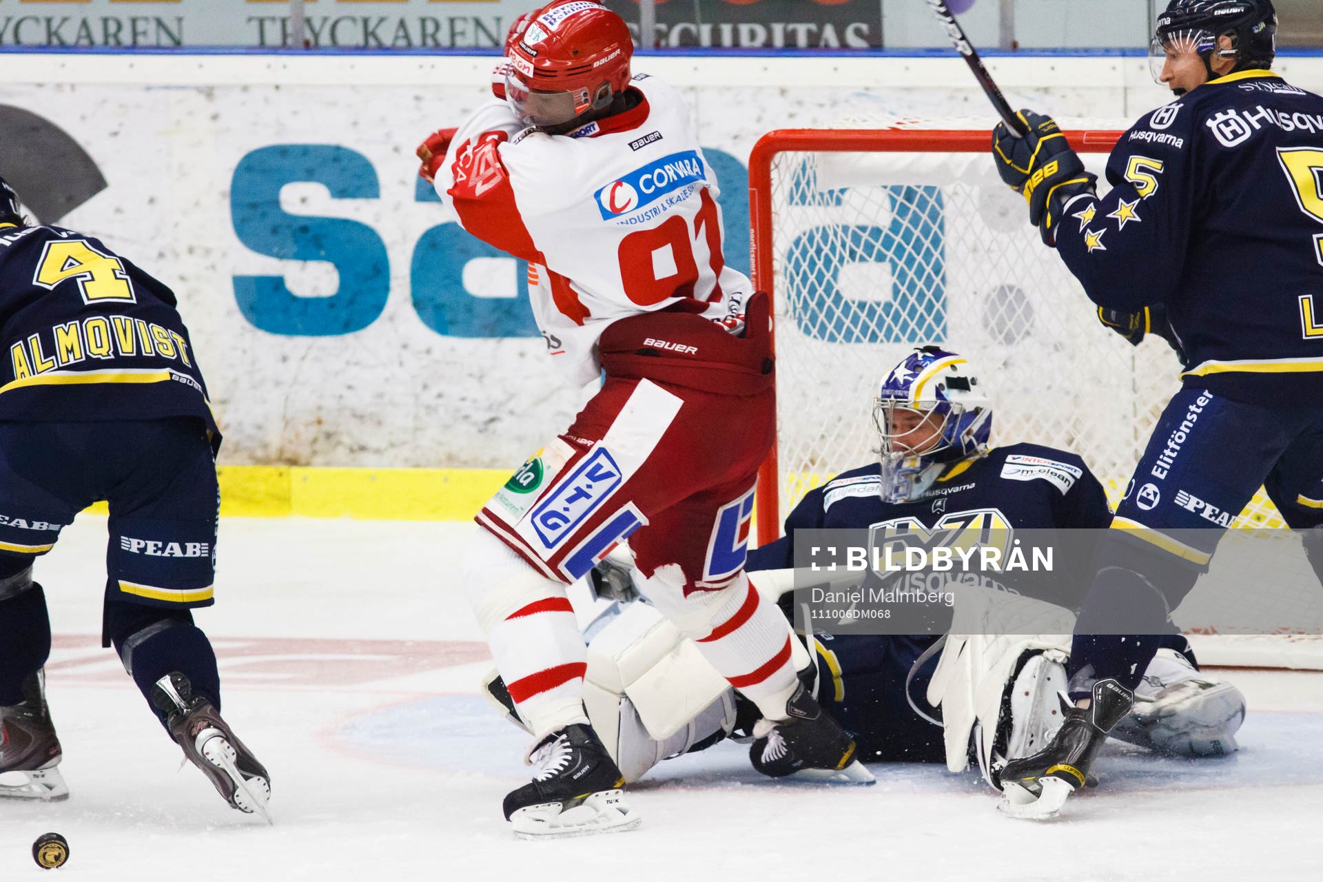 Andreas Andersson, målvakt, HV71 sitter på isen och