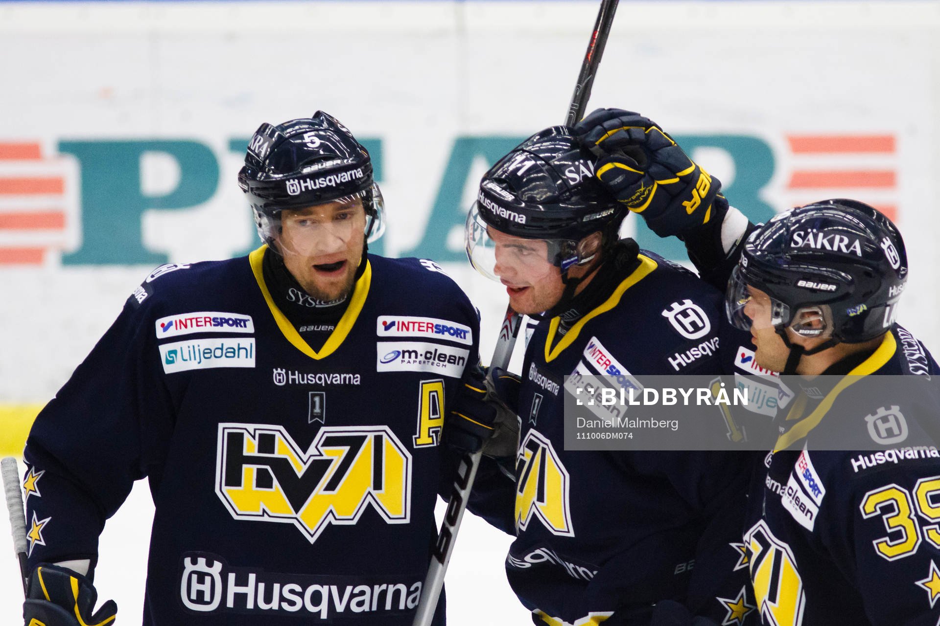 Jukka Voutilainen och Mikko Luoma klappar om Jesse Joensuu,