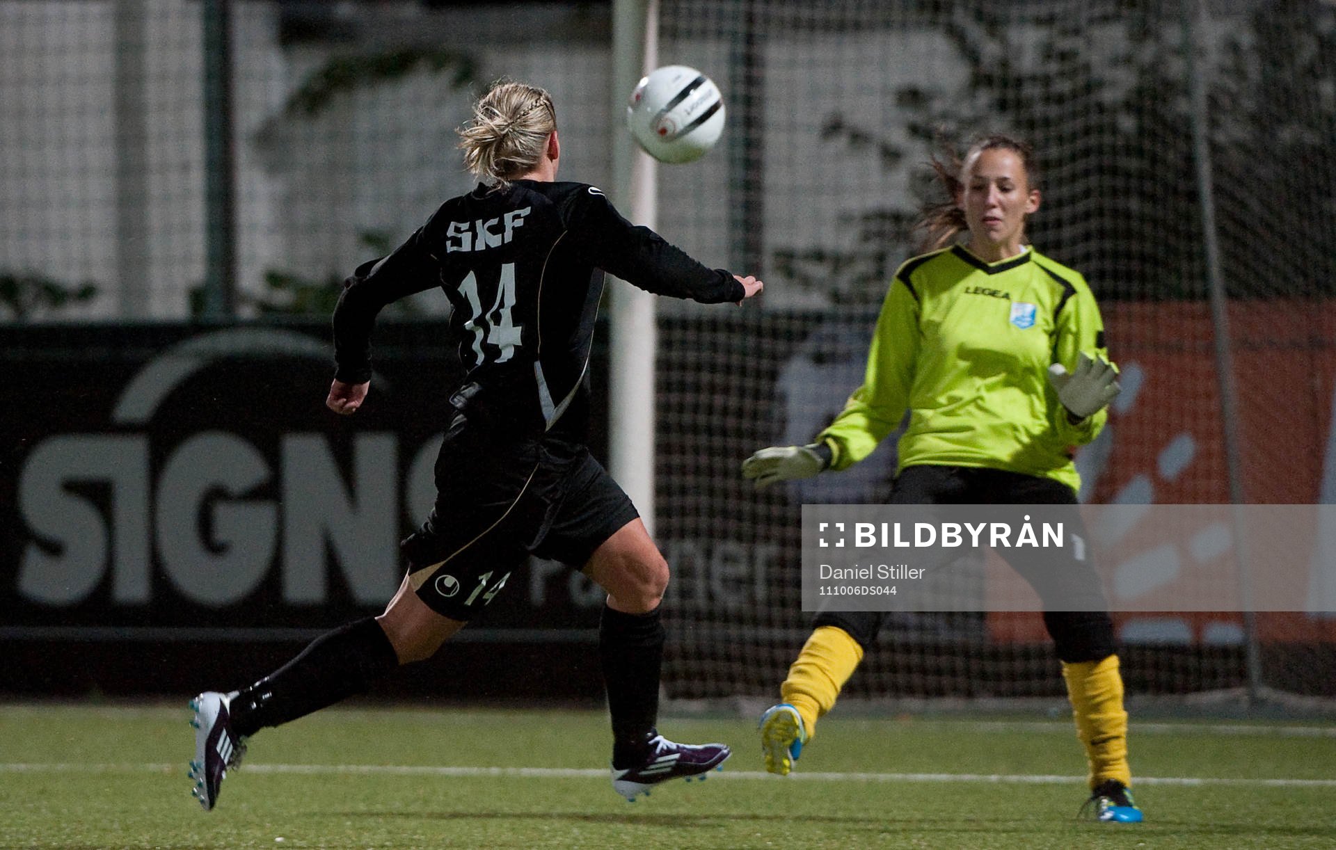 Sara Lindén, Göteborg, gör 1-0. Natalija Kolaric,