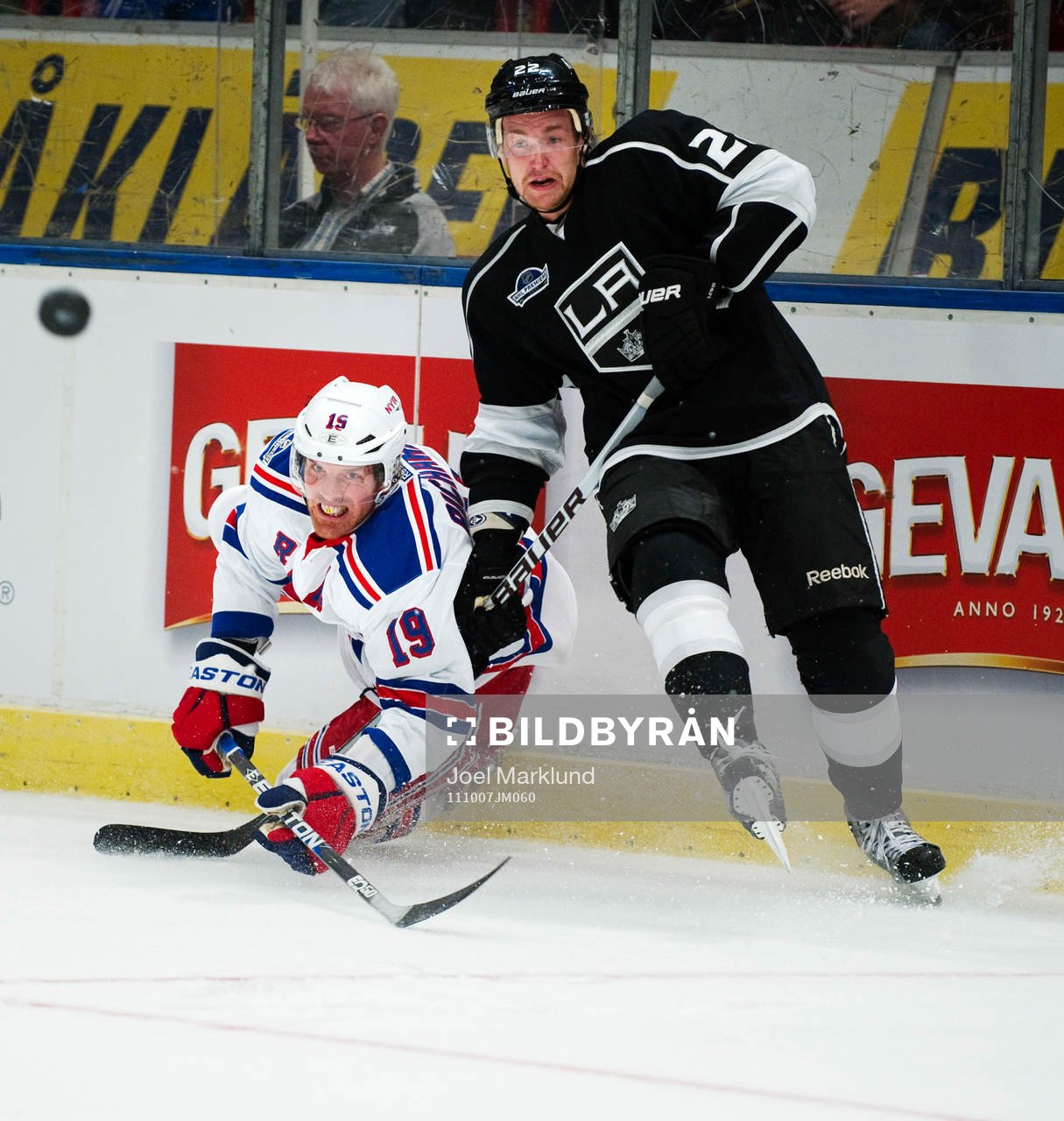 Brad Richards, New York Rangers, i kamp om pucken med
