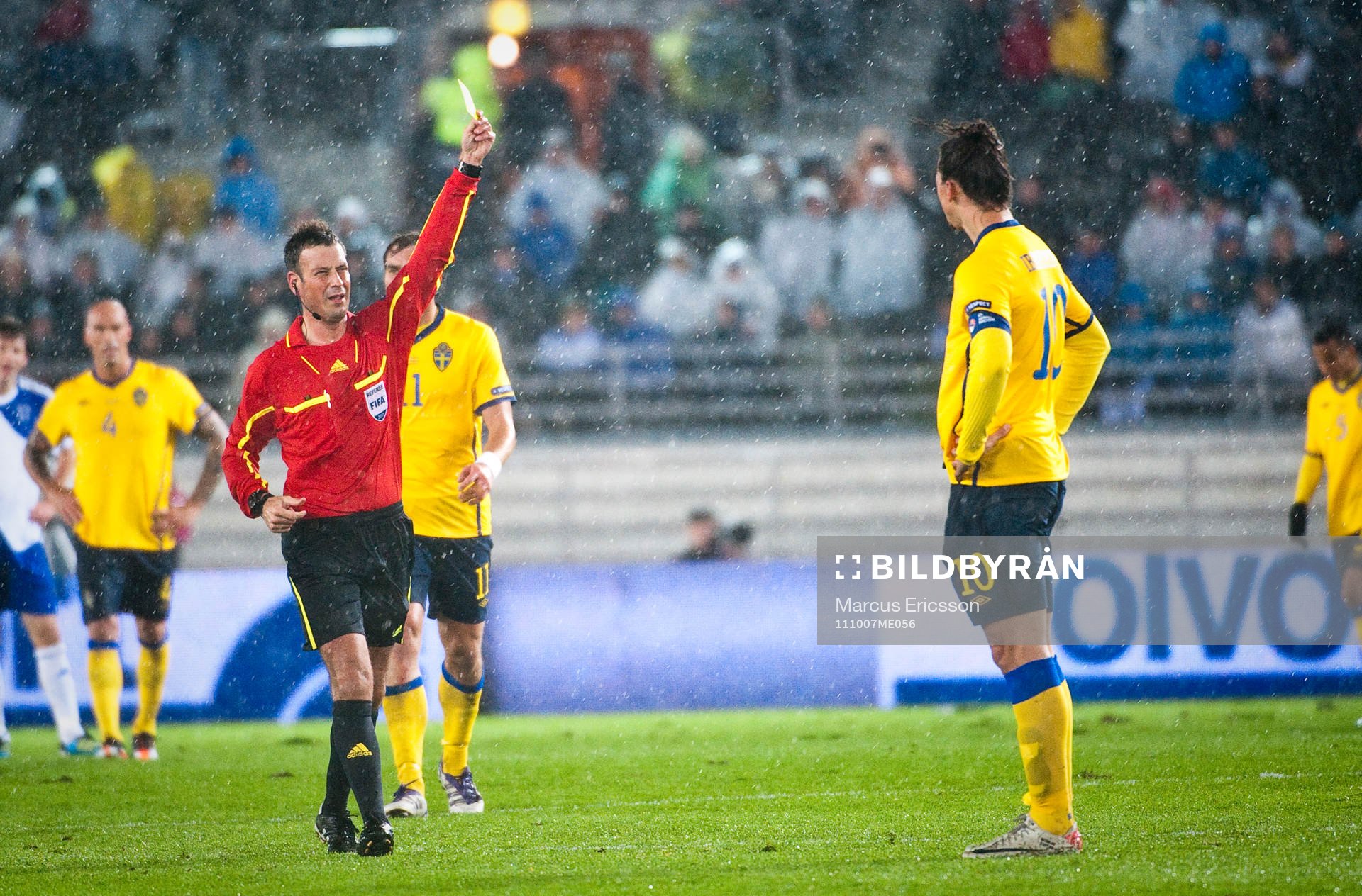 Domare Mark Clattenburg ger Zlatan Ibrahimovic, Sverige,