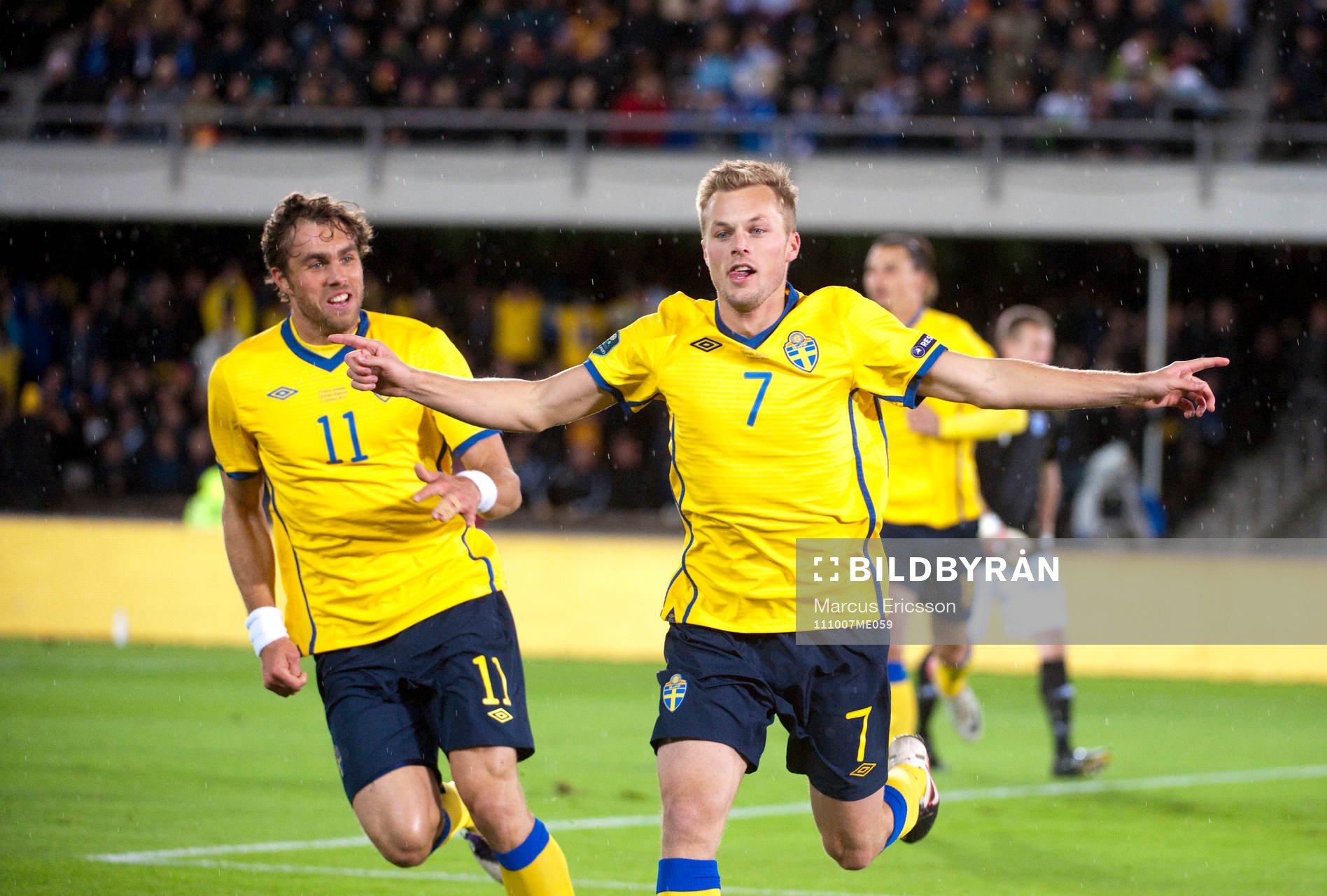 Sebastian Larsson, Sverige jubel och Johan Elmander jagar