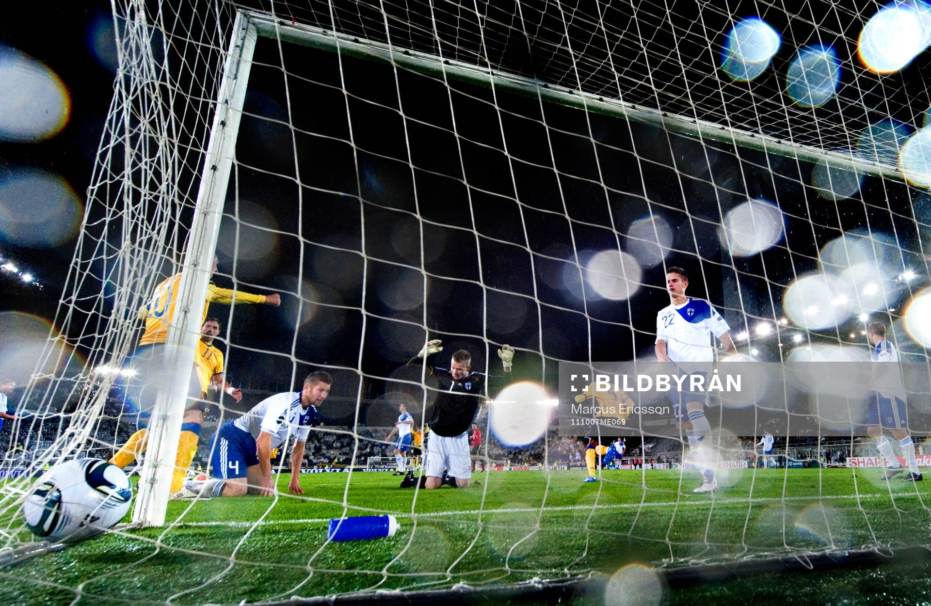 Finlands målvakt Lukas Hradecky är uppgiven medan Martin