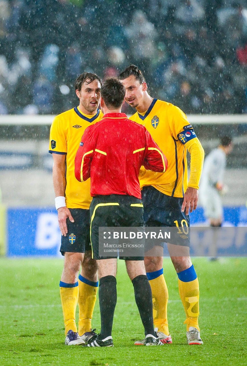 Johan Elmander och Zlatan Ibrahimovic, Sverige, diskuterar