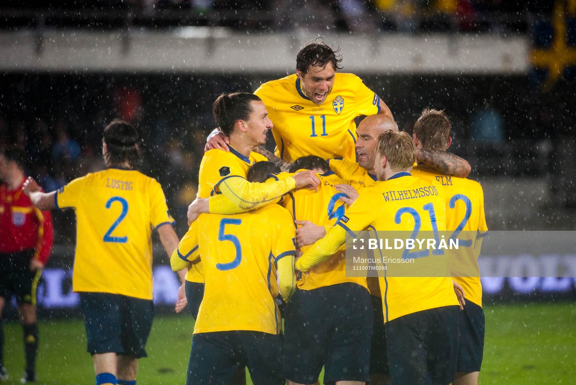 Zlatan Ibrahimovic, Johan Elmander och Daniel Majstorovic jublar efter Martin Olsson gjort 0-2.