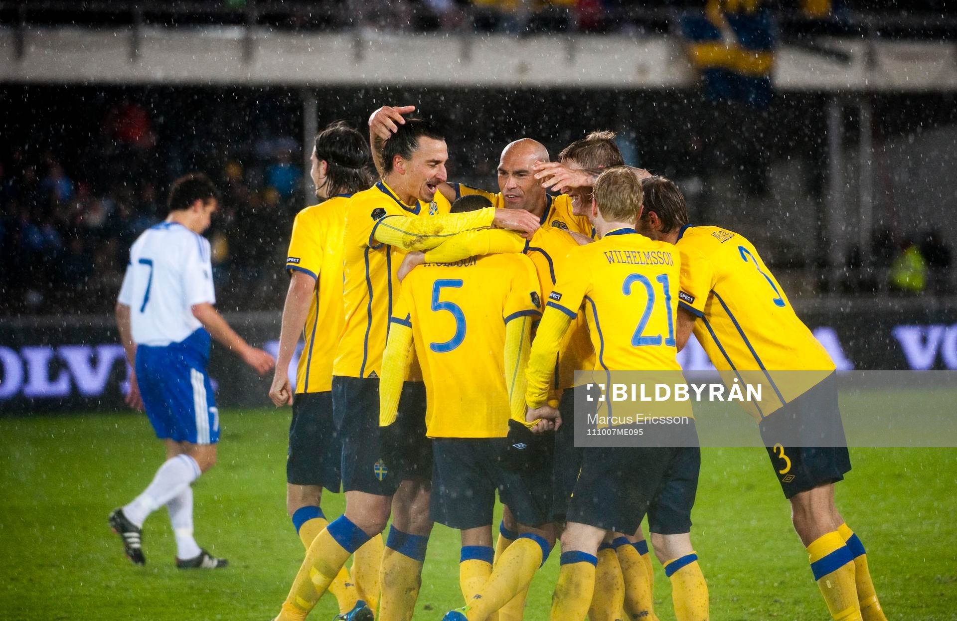   Jubel i Sverige efter Martin Olsson gjort 0-2.