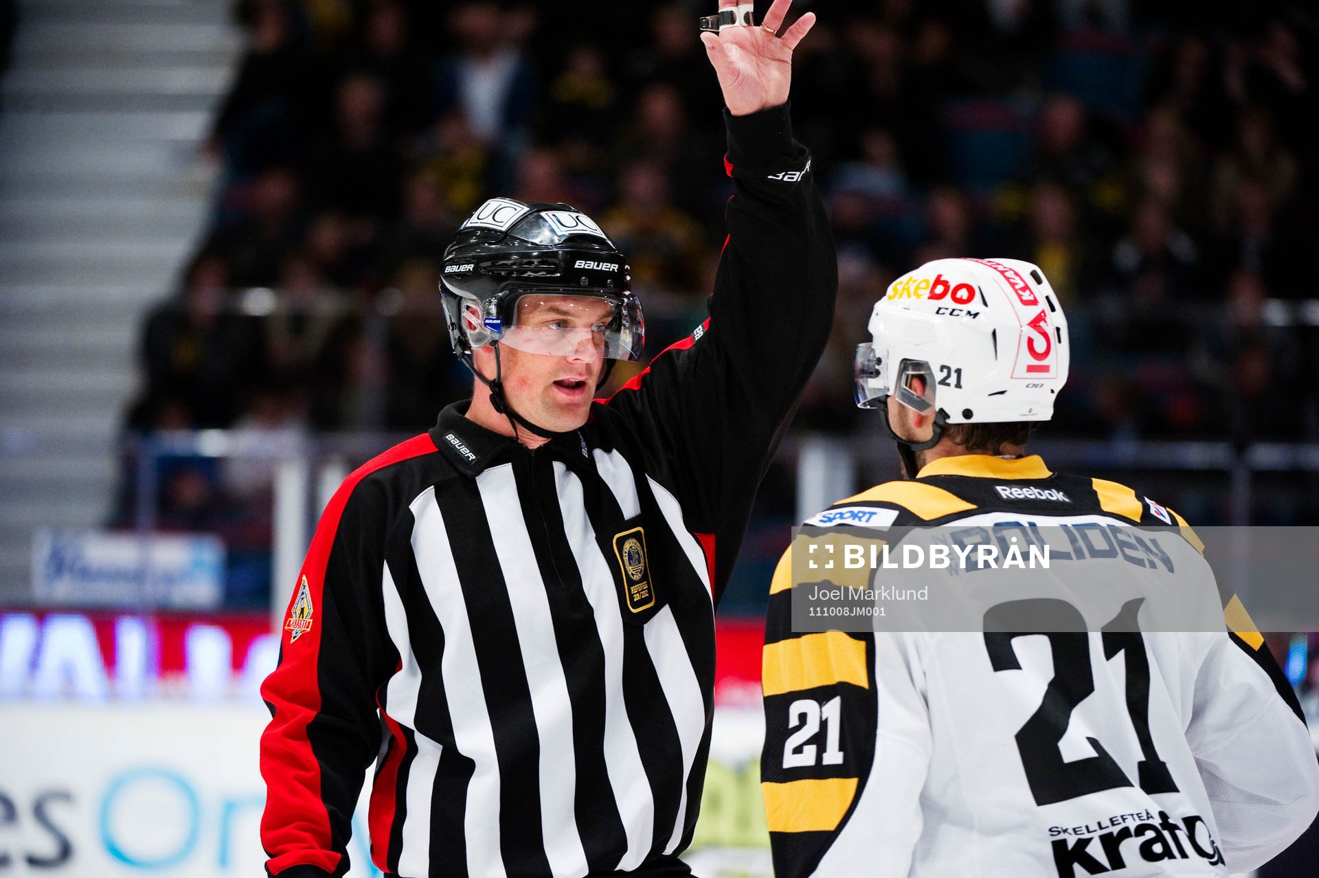 Mikael Noord, domare, pratar med Jimmie Ericsson,