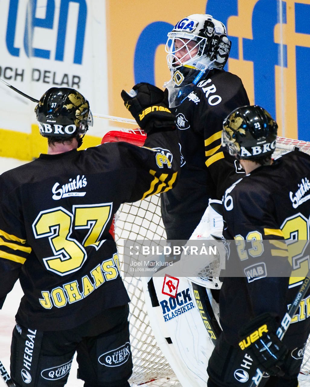 Stefan Johansson och Jonas Liwing är på väg att krama om