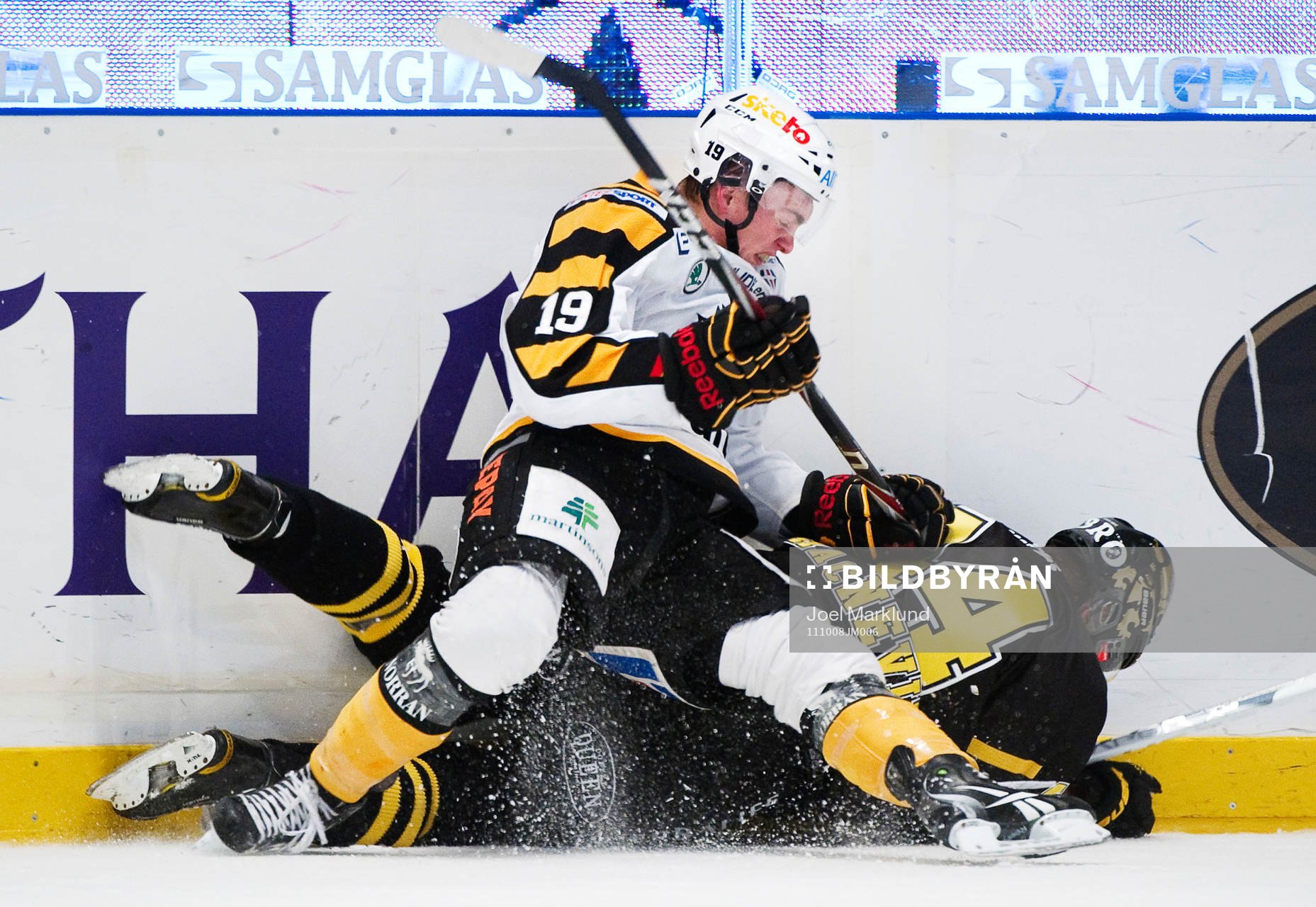 Johan Forsberg, Skellefteå, tacklar Josh MacNevin, AIK