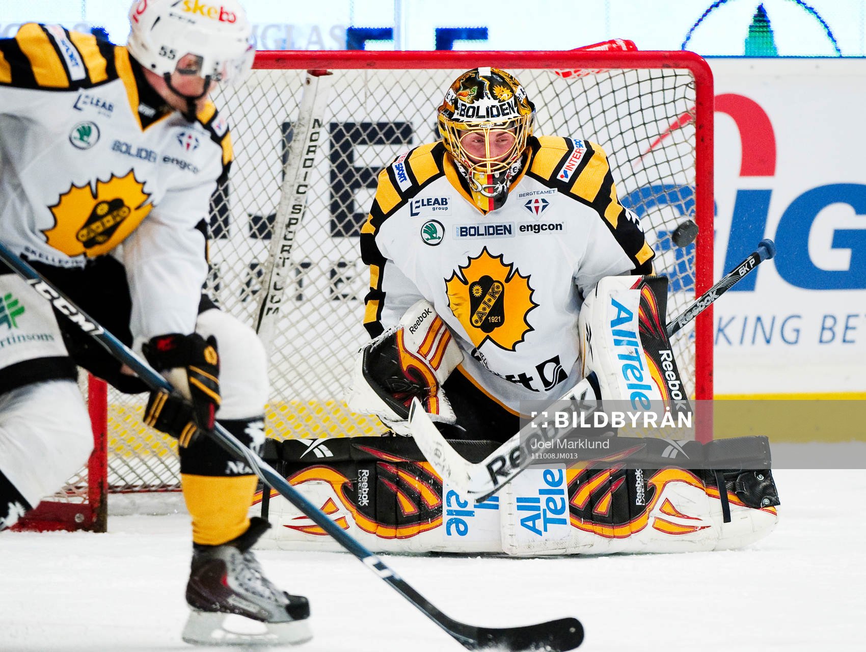 Pucken går i stolpen bakom Joacim Eriksson, målvakt,