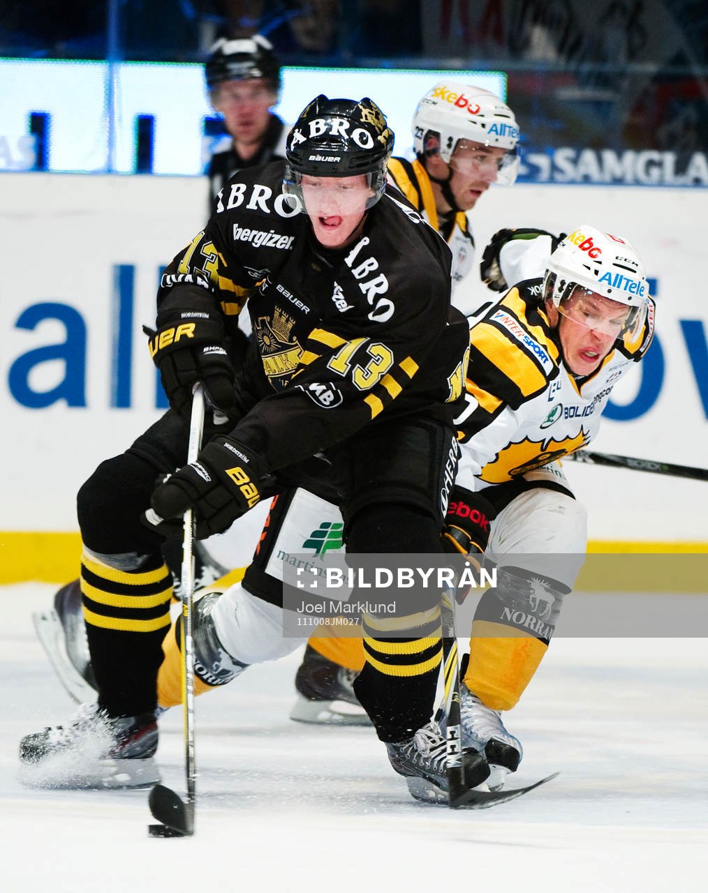 Joakim Nordström, AIK, håller undan Erik Forssell,