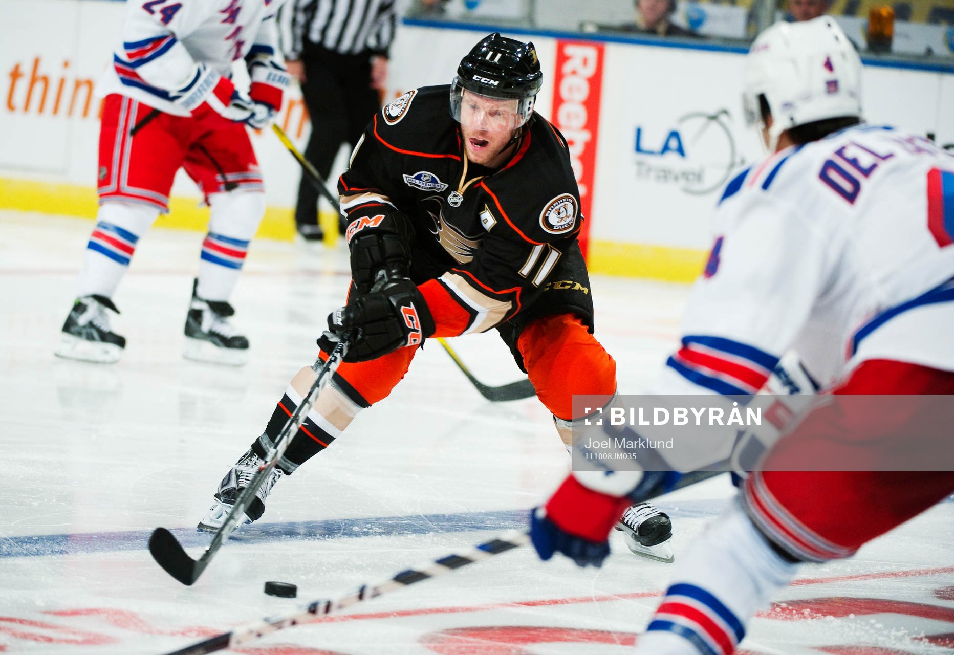 Saku Koivu, Anaheim Ducks, kontrollerar pucken i anfallszon