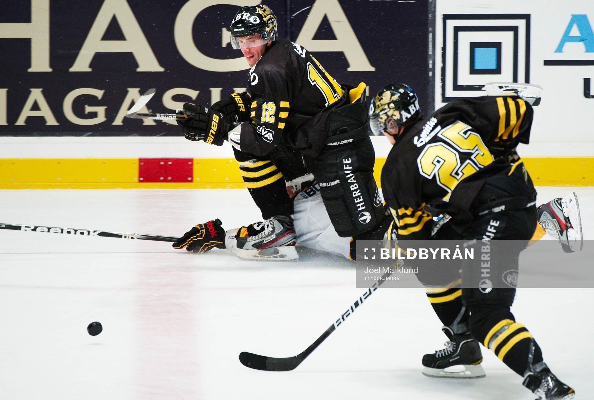 Patrik Nemeth, AIK, vinner pucken i en situation som leder