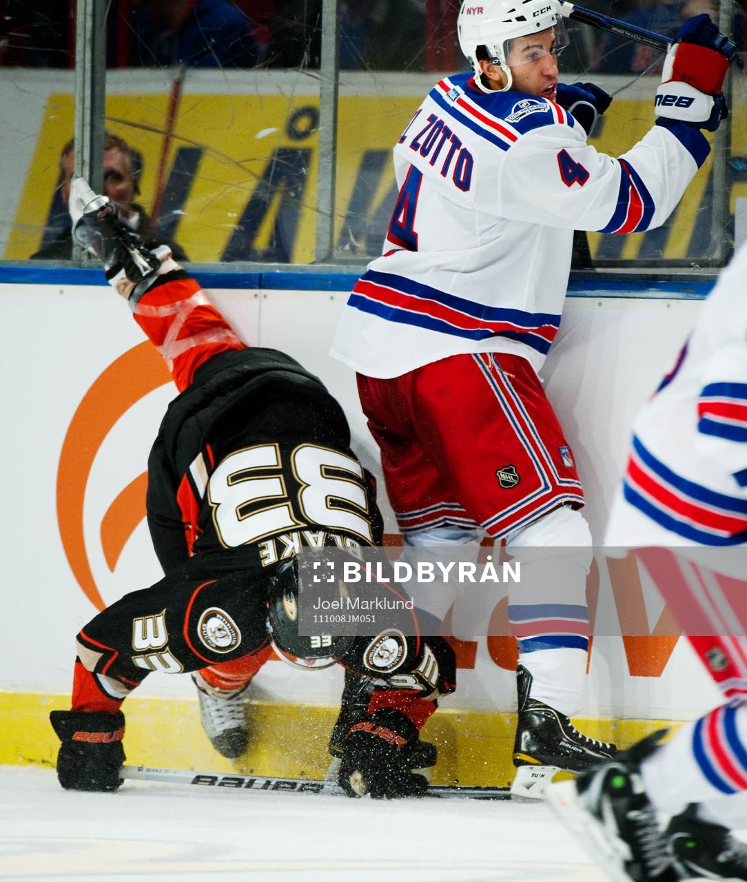 Jason Blake, Anaheim Ducks, faller i en närkamp med