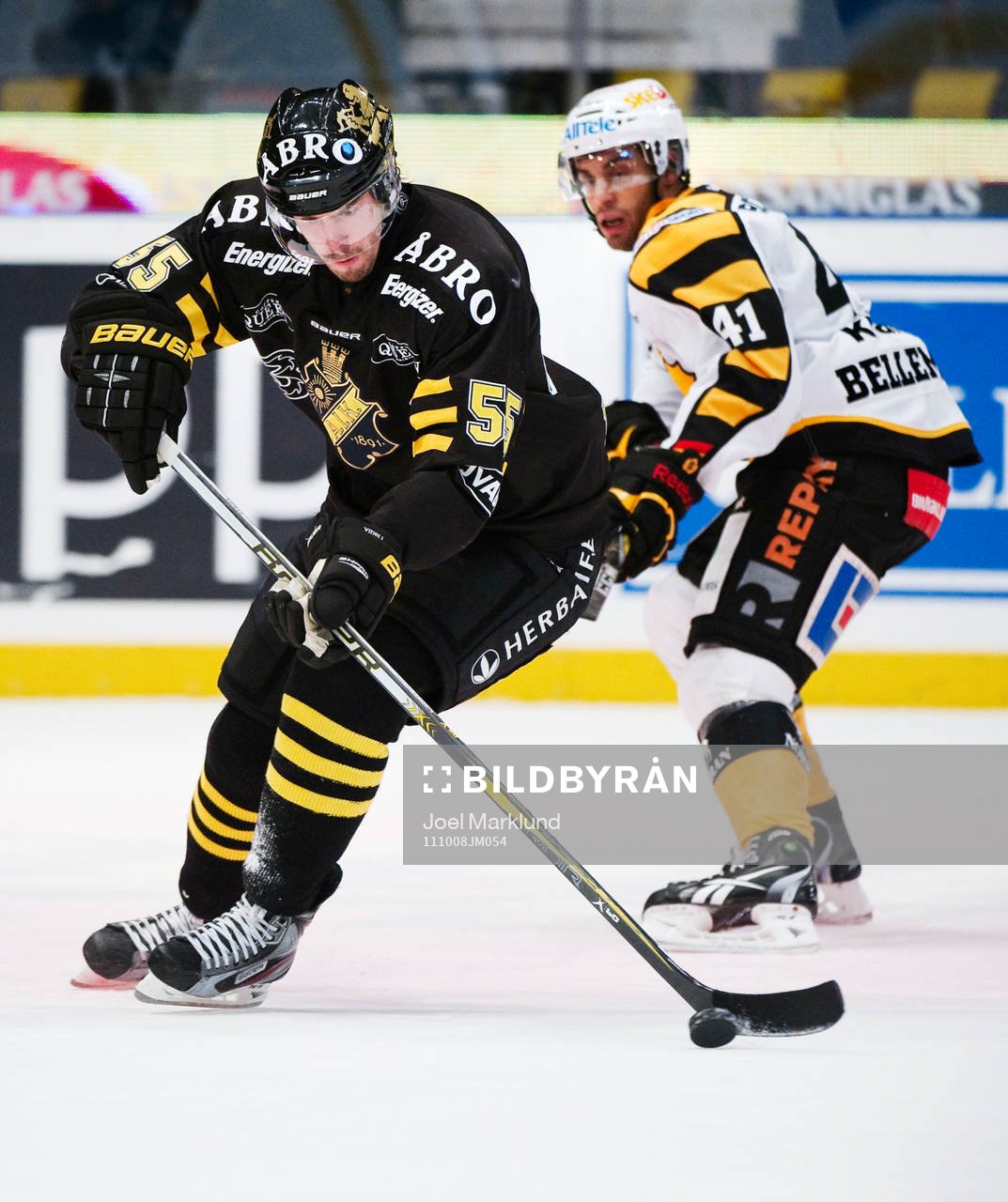 Linus Videll, AIK, tar sig förbi Pierre Edouard Bellemare,