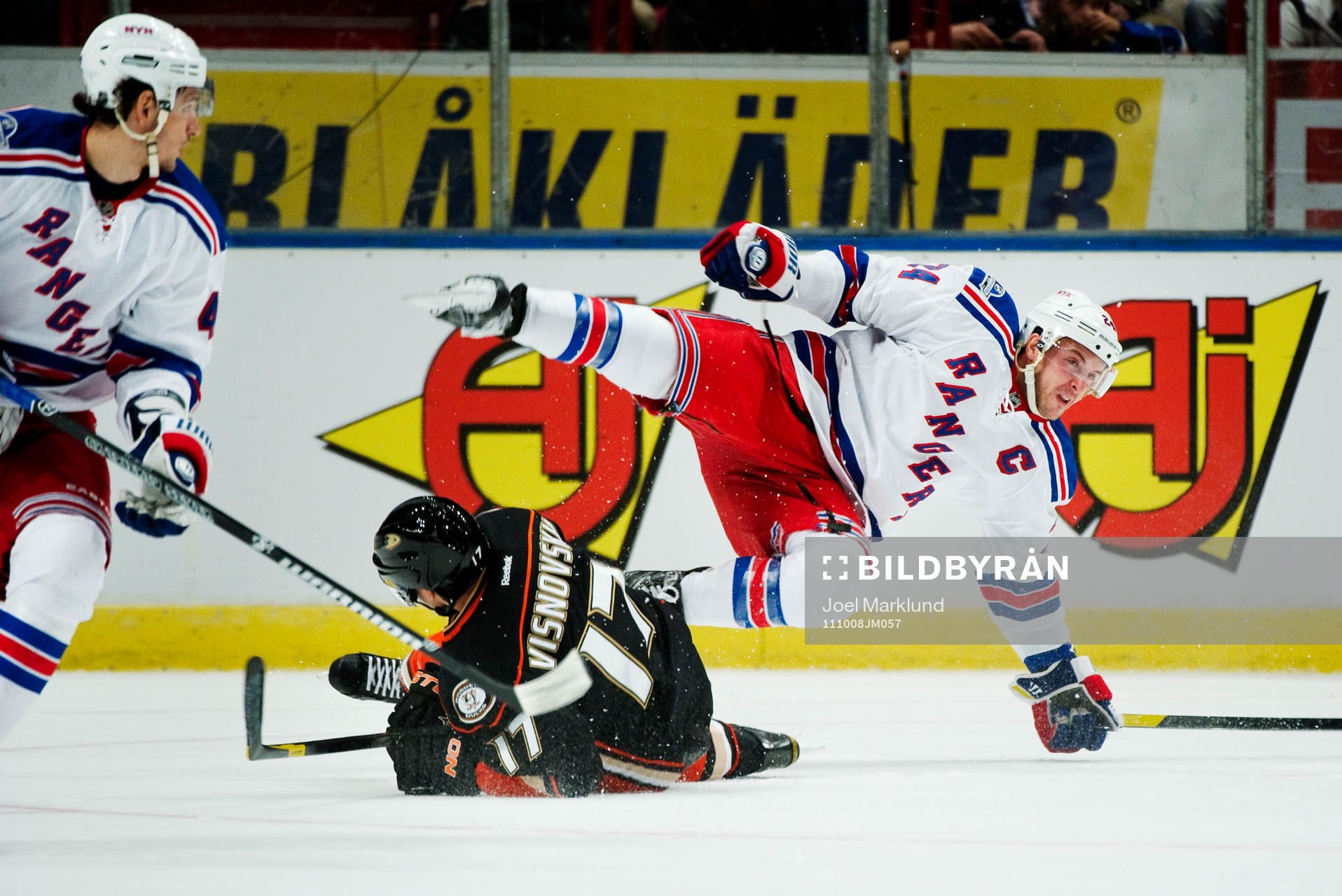 I en närkamp med Lubomir Visnovsky, Anaheim Ducks, flyger