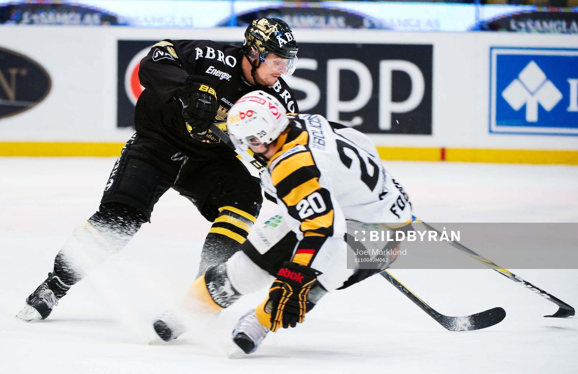Johannes Salmonsson, AIK, tar sig förbi Erik Forssell,
