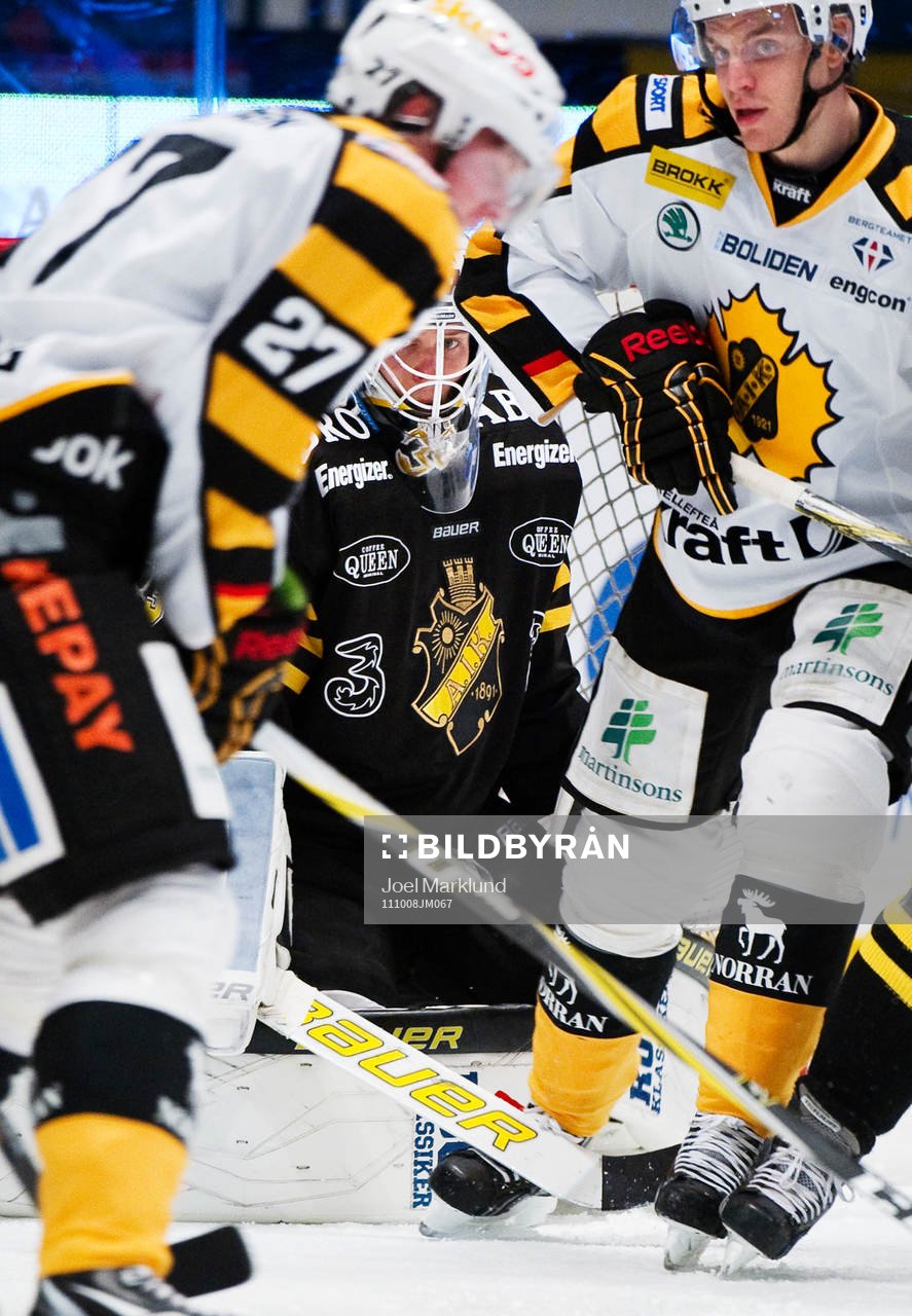Viktor Fasth, målvakt, AIK, tittar fram mellan