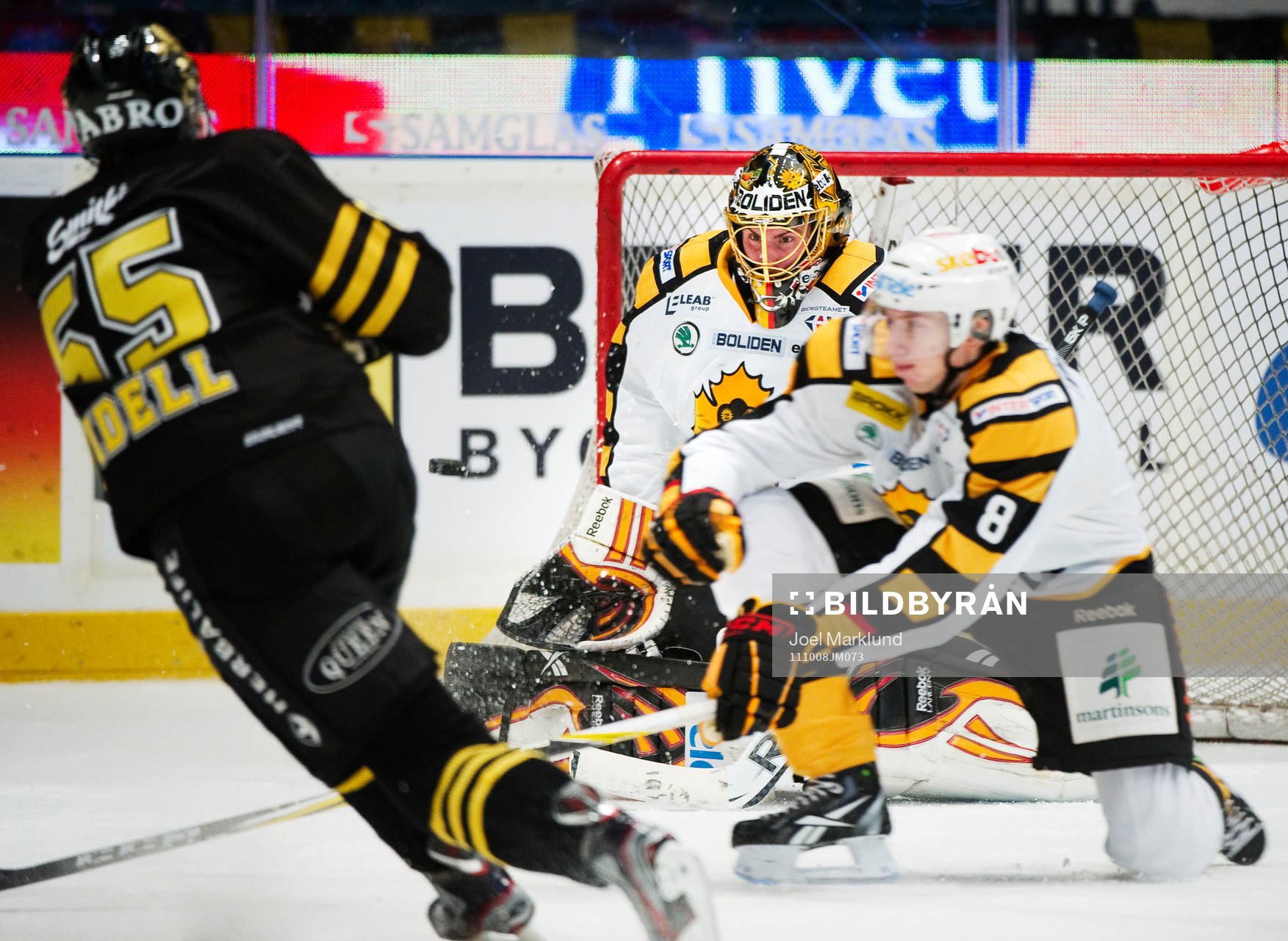Linus Videll, AIK, skjuter mot Joacim Eriksson, målvakt,