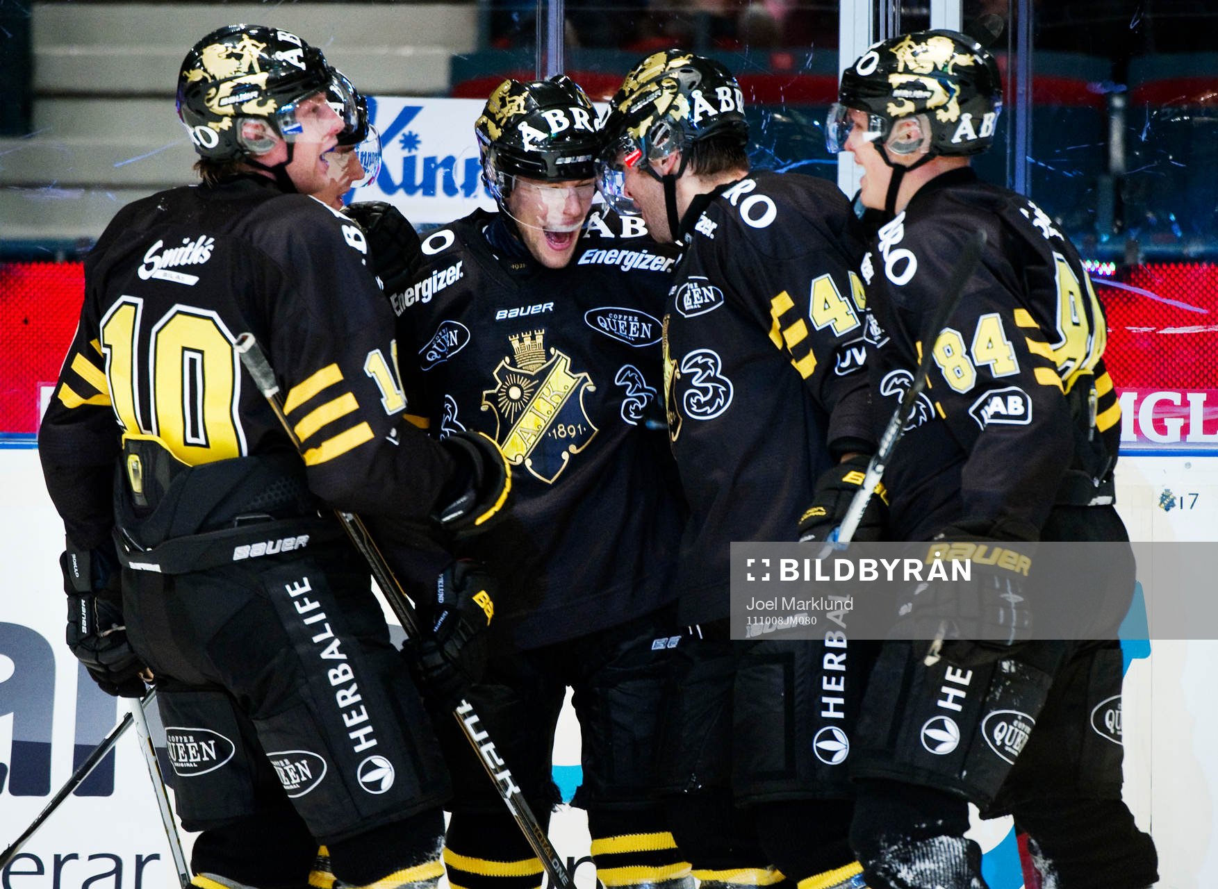 Robert Rosén, AIK, i mitten, gratuleras till sitt 1-0-mål