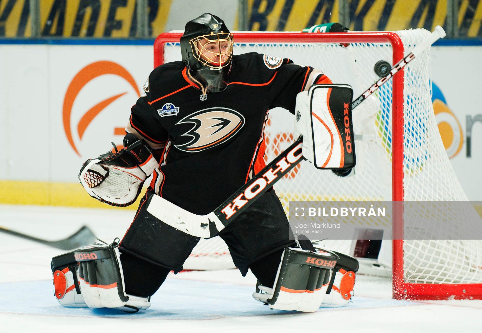 Jonas Hiller, målvakt, Anaheim Ducks, räddar ett skott