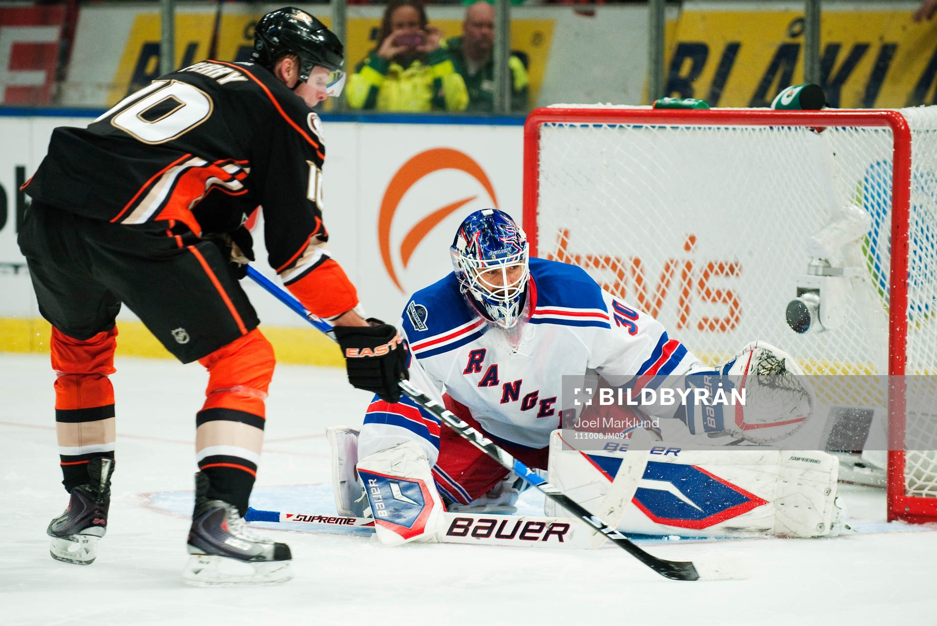 Corey Perry, Anaheim Ducks, skjuter en straff mot Henrik