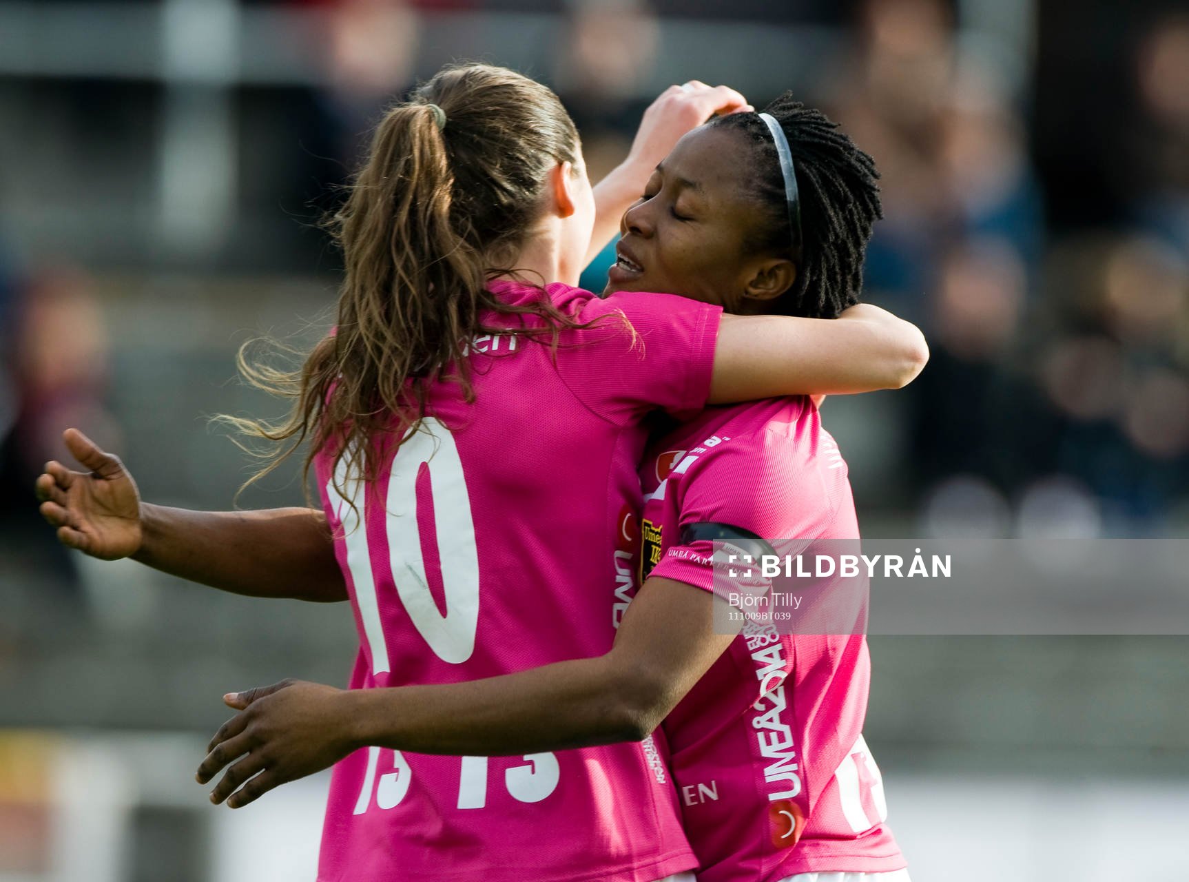 Ramona Bachmann och Ogonna Chukwudi, Umeå jubel efter 0-1.