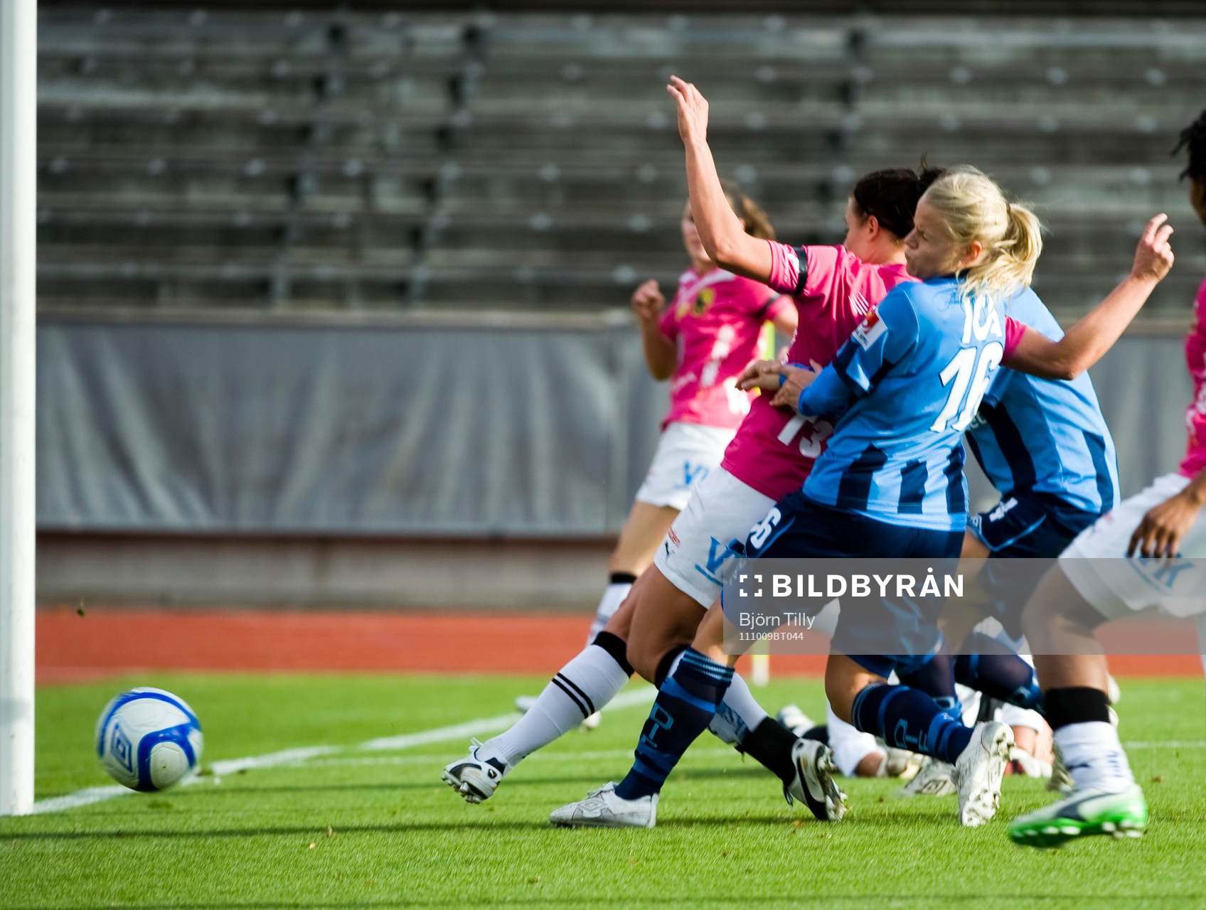  Hanna Pettersson, Umeå som gör 0-2 och Sofia Nilsson, Djurgården.