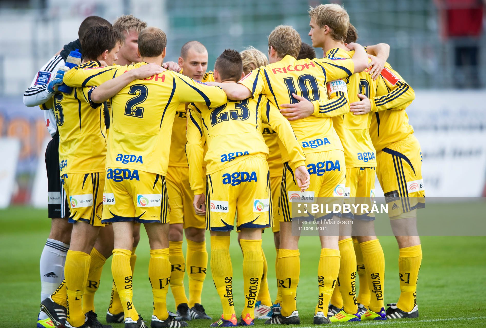 Ängelholm snart i allsvenskan, här samlade runt lagkapten