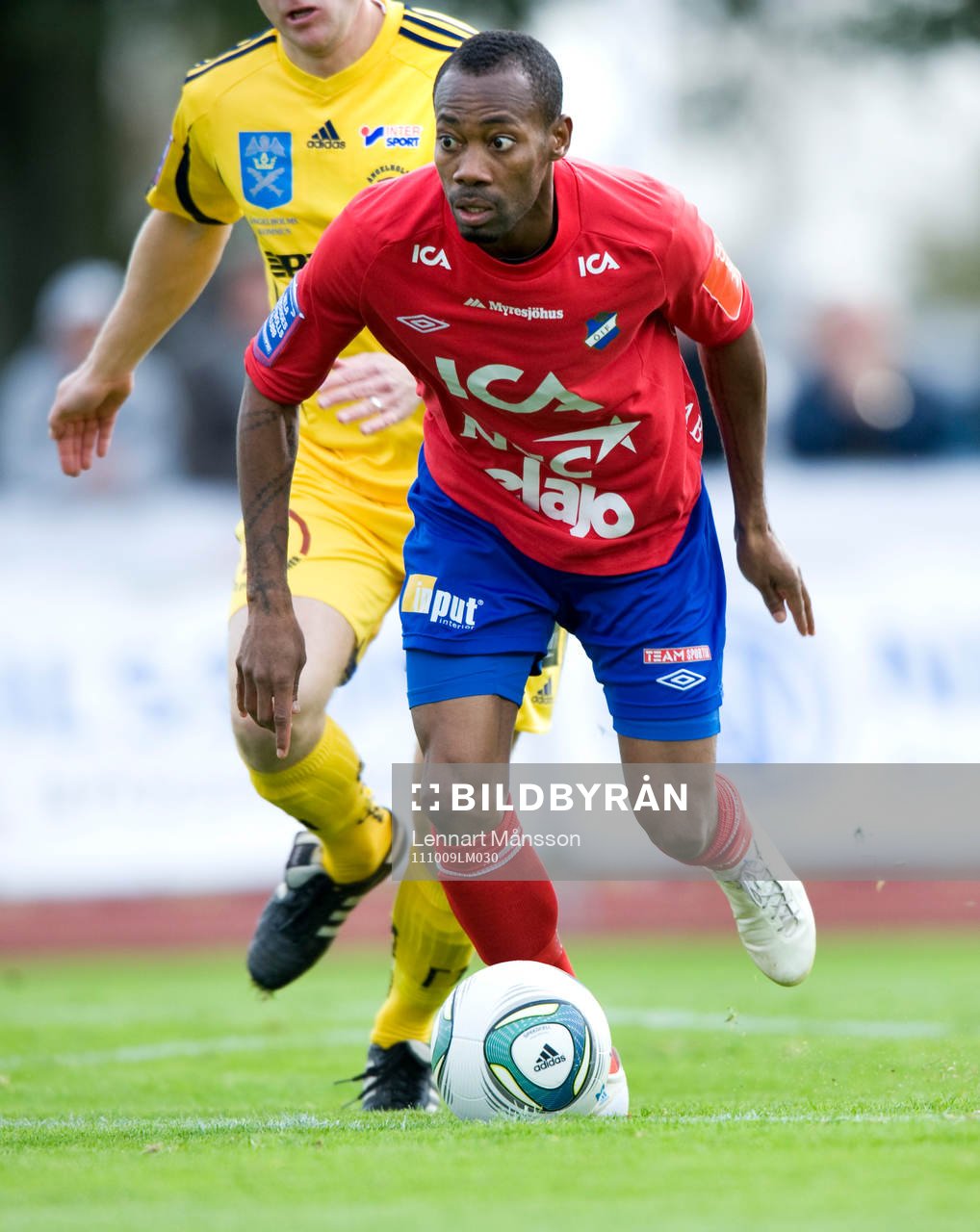 Här rycker Onyekachi Amuneke, Öster, redan