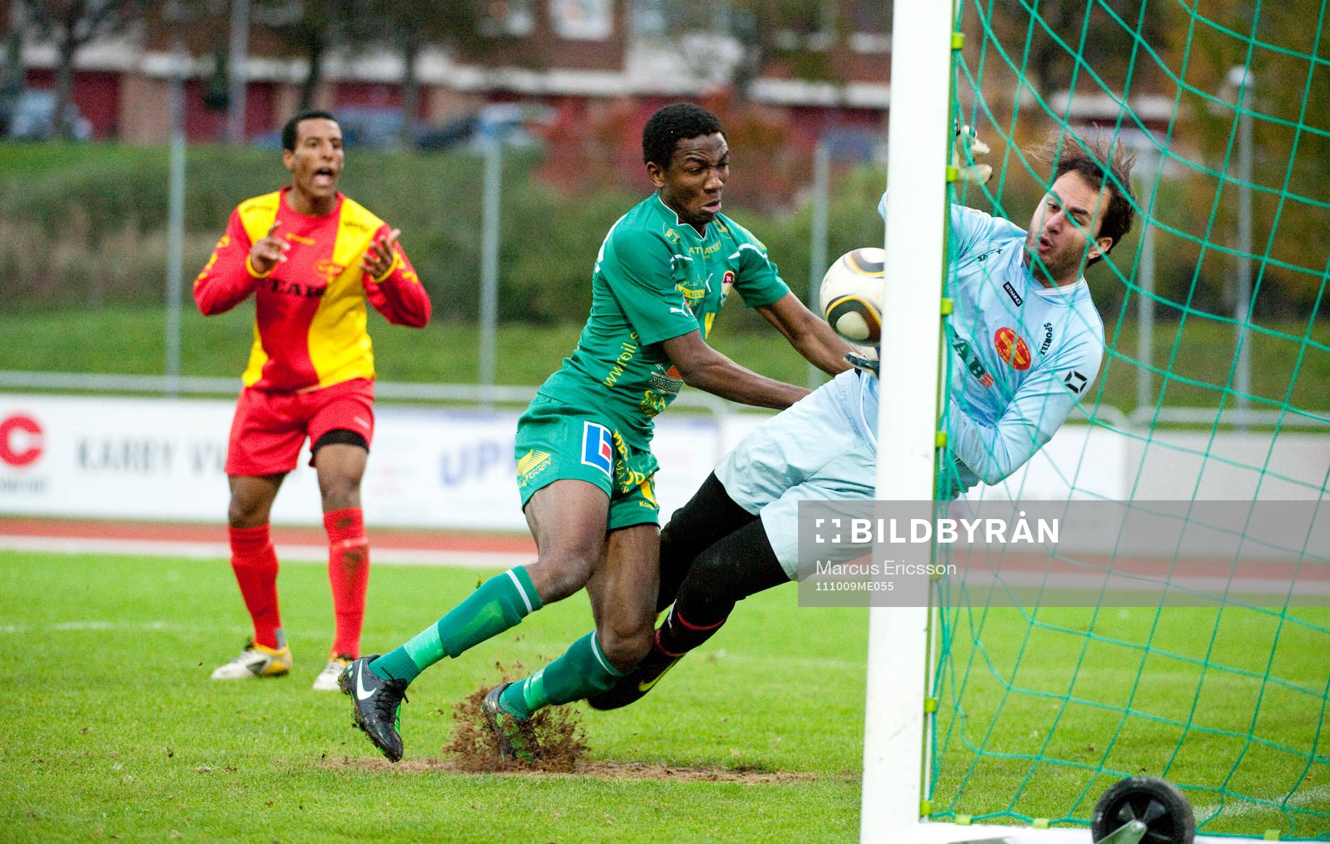 Gabriel Bulut, målvakt Valsta Syrianska räddar bollen