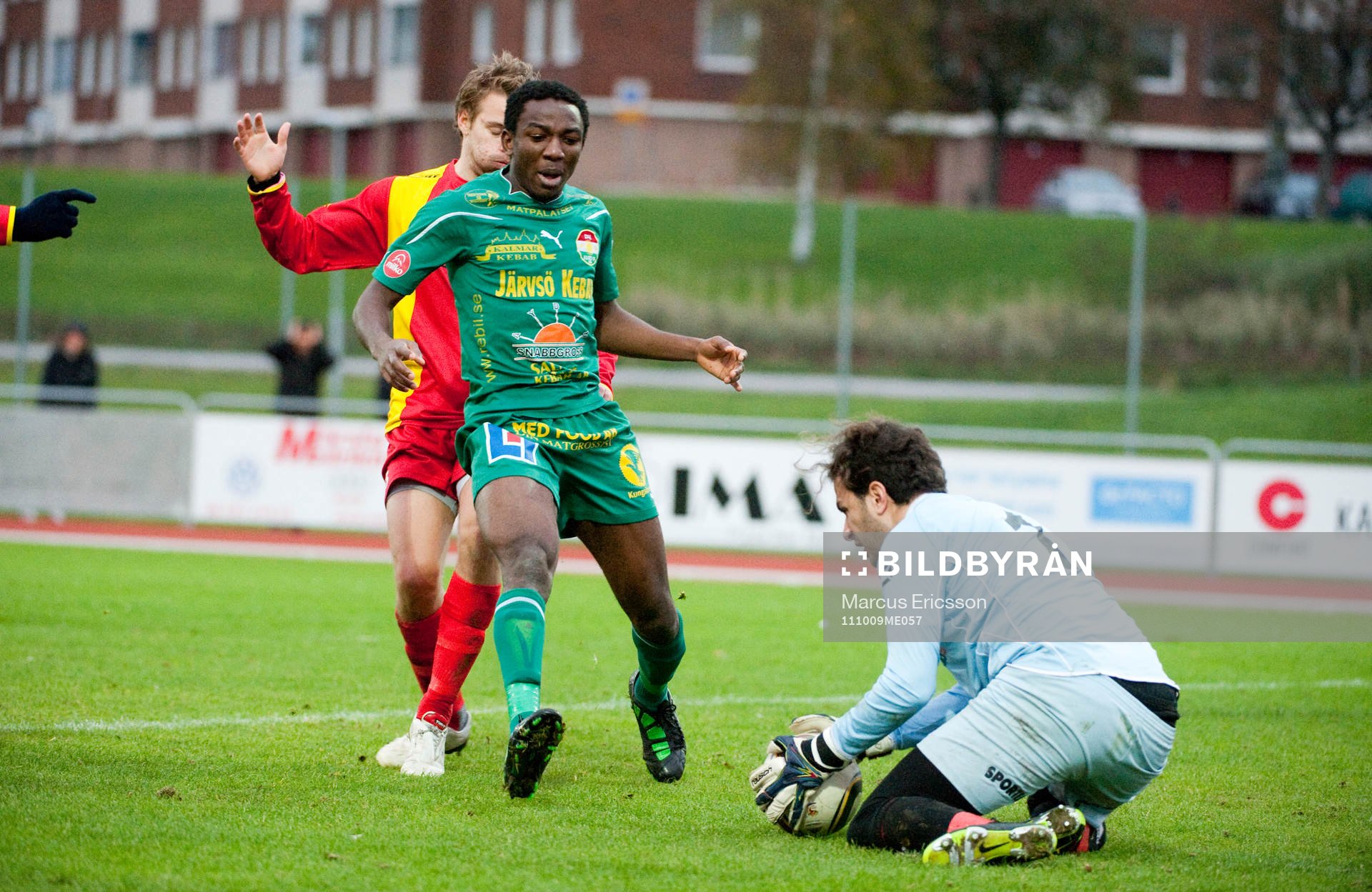 Gabriel Bulut, målvakt Valsta Syrianska plockar bollen