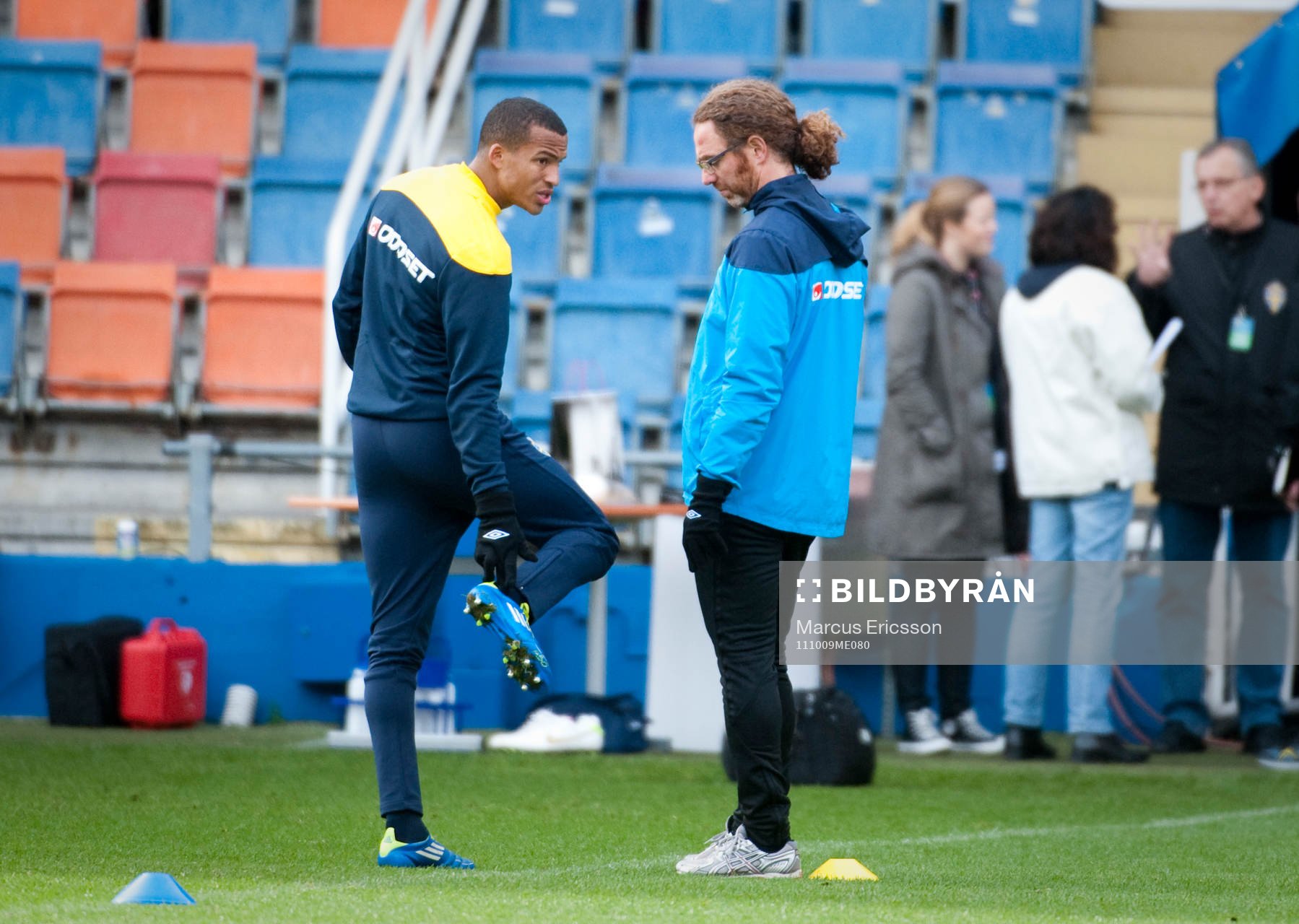 Martin Olsson visar att han har ont och lämnar träningen