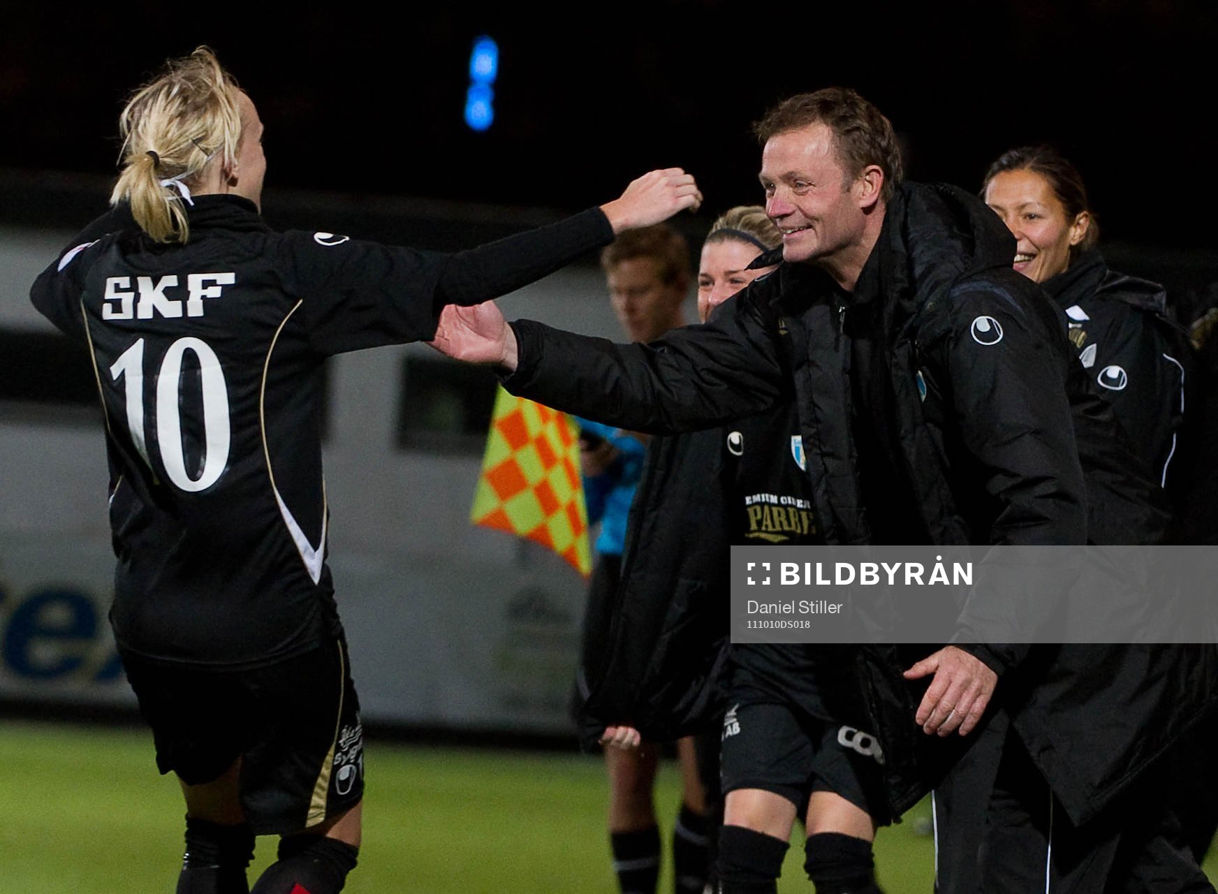  Linnea Liljegärd, Göteborg, gör avgörande 3-2 på straff, jubel tränare Torbjörn Nilsson