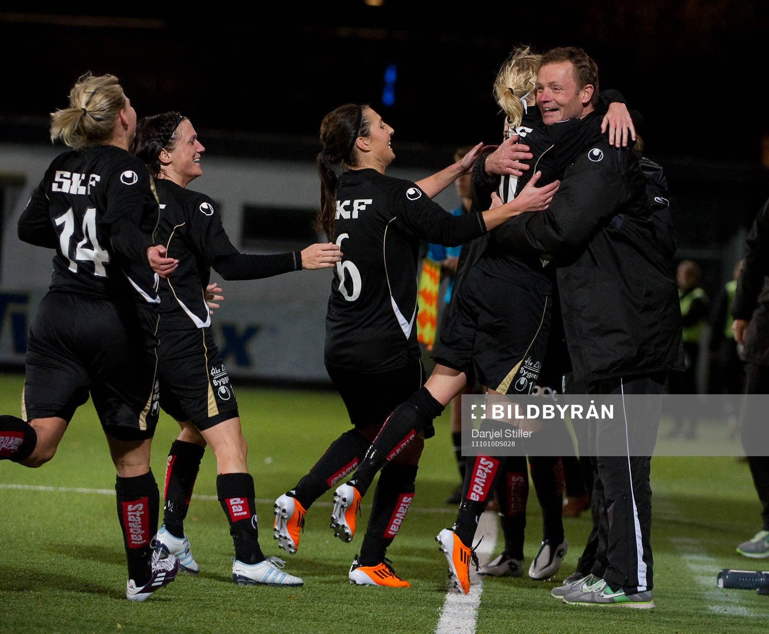  Linnea Liljegärd, Göteborg, gör avgörande 3-2 på straff, jubel tränare Torbjörn Nilsson