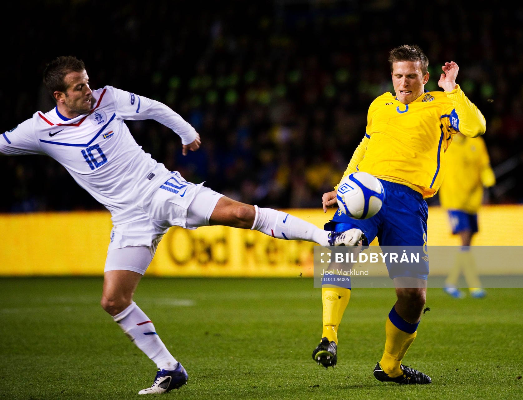 Rafael van der Vaart, Holland, kämpar om bollen med Anders