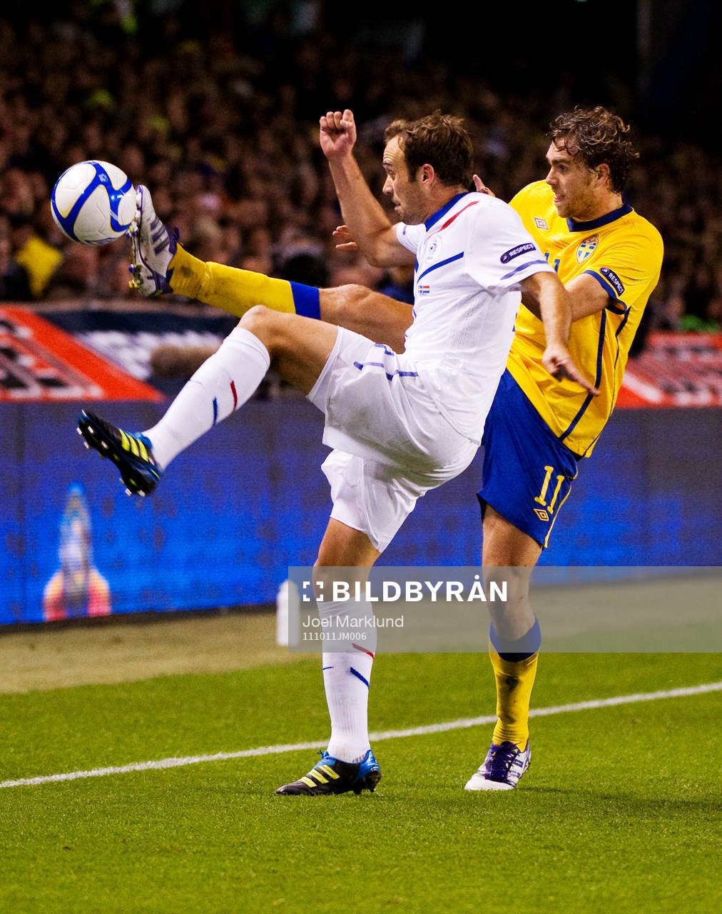 Joris Mathijsen, Holland, utmanas av Johan Elmander, Sverige