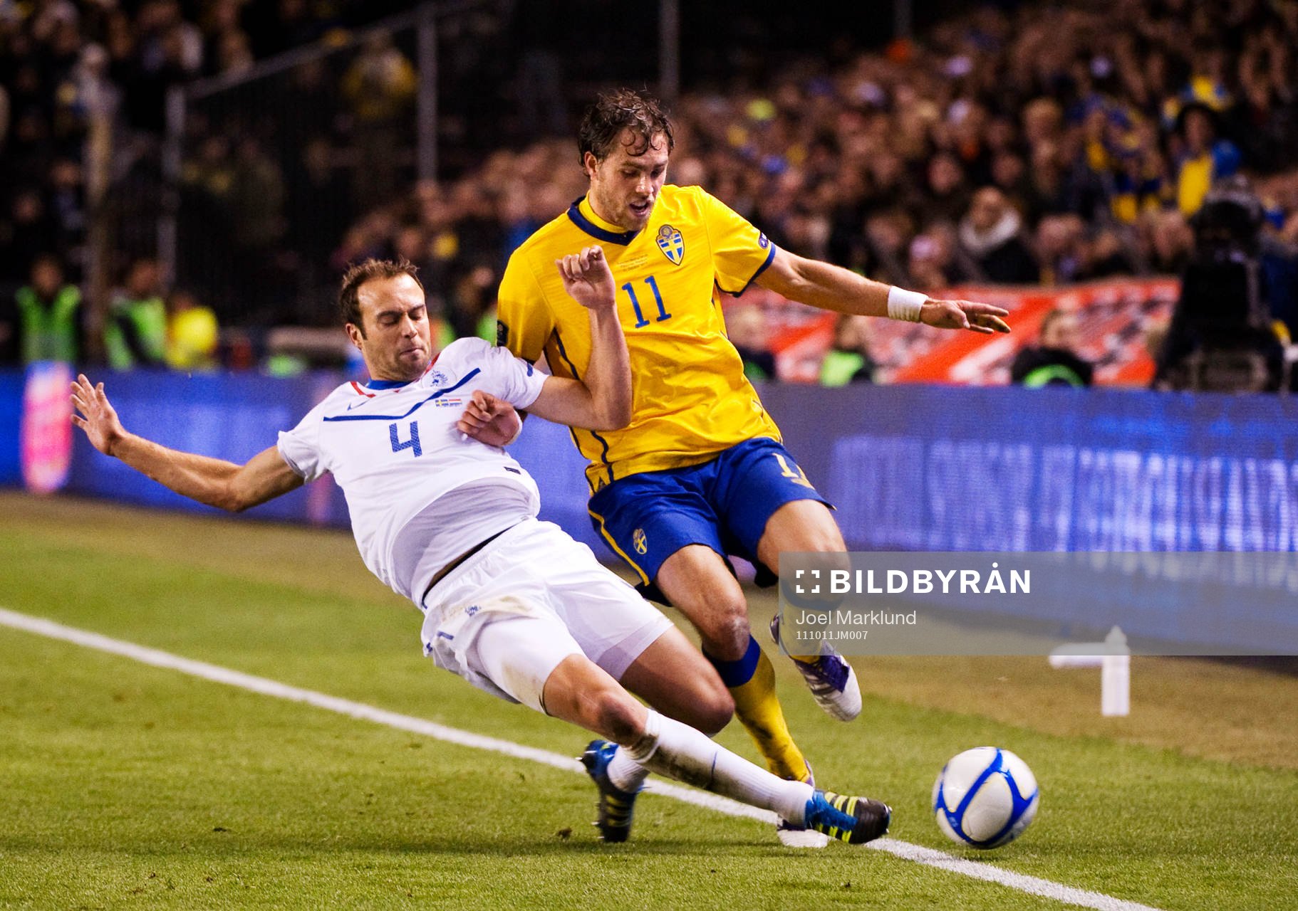 Joris Mathijsen, Holland, tacklar Johan Elmander, Sverige