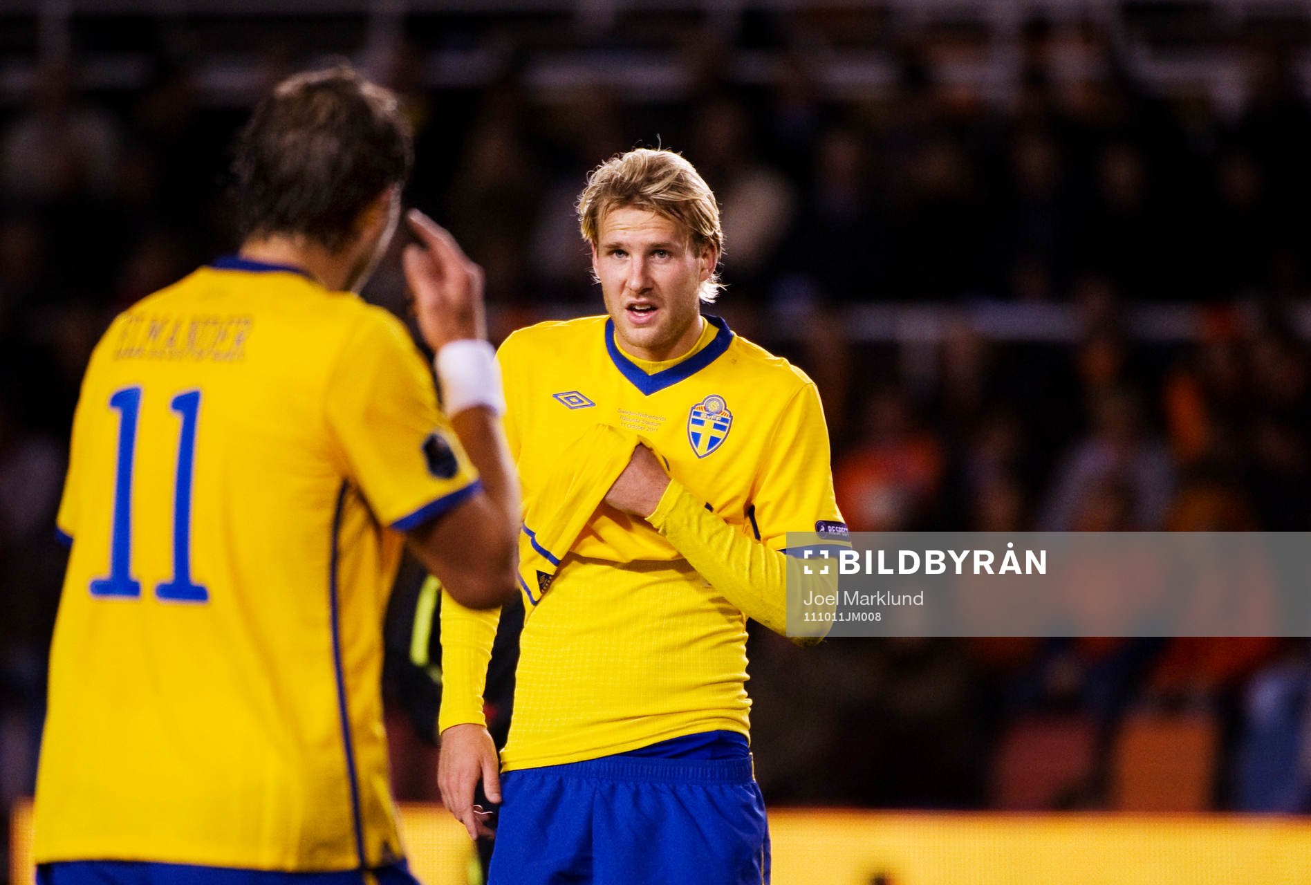 Johan Elmander pratar med Ola Toivonen, Sverige