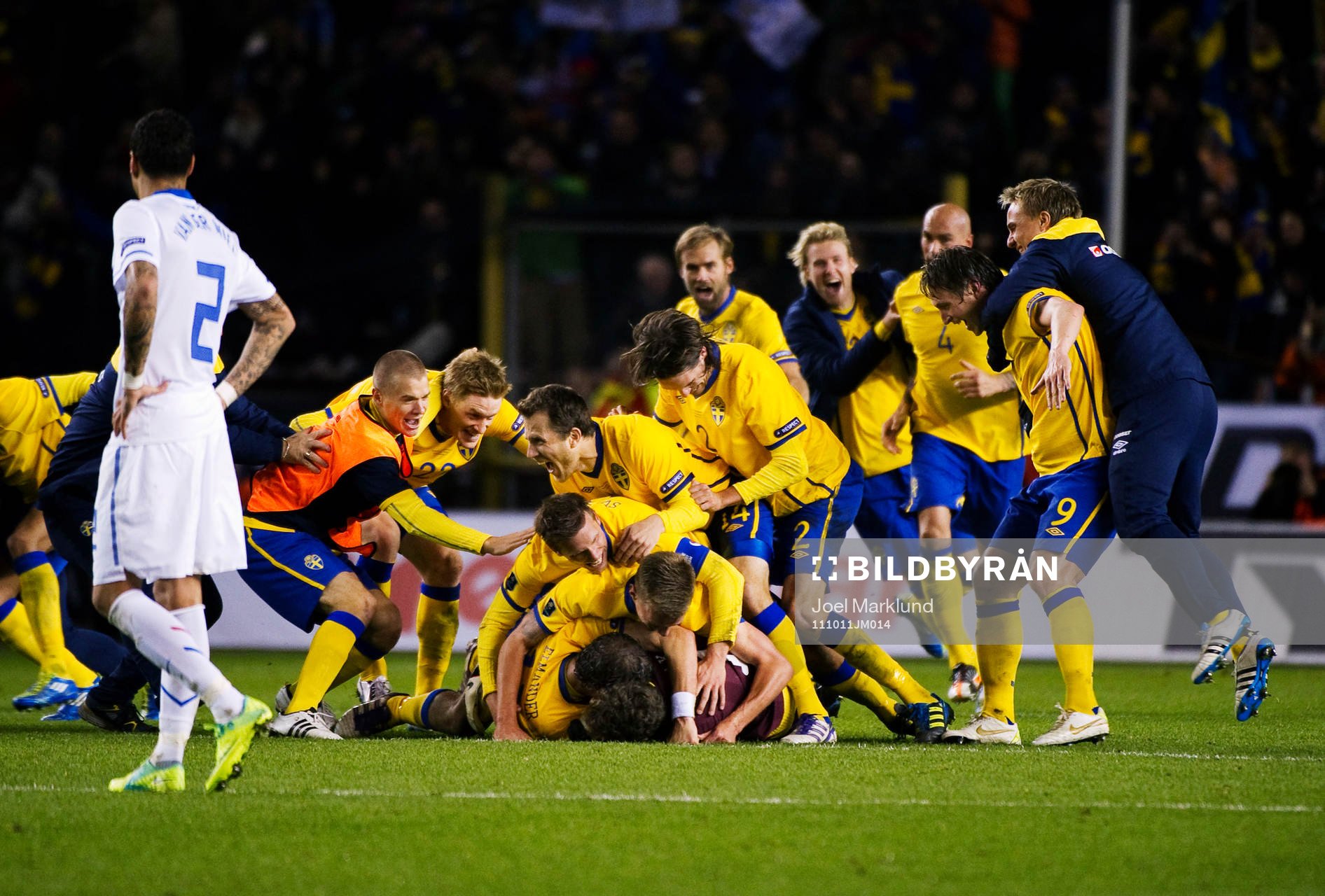 Sverige är klart för EM. Spelarna slänger sig över
